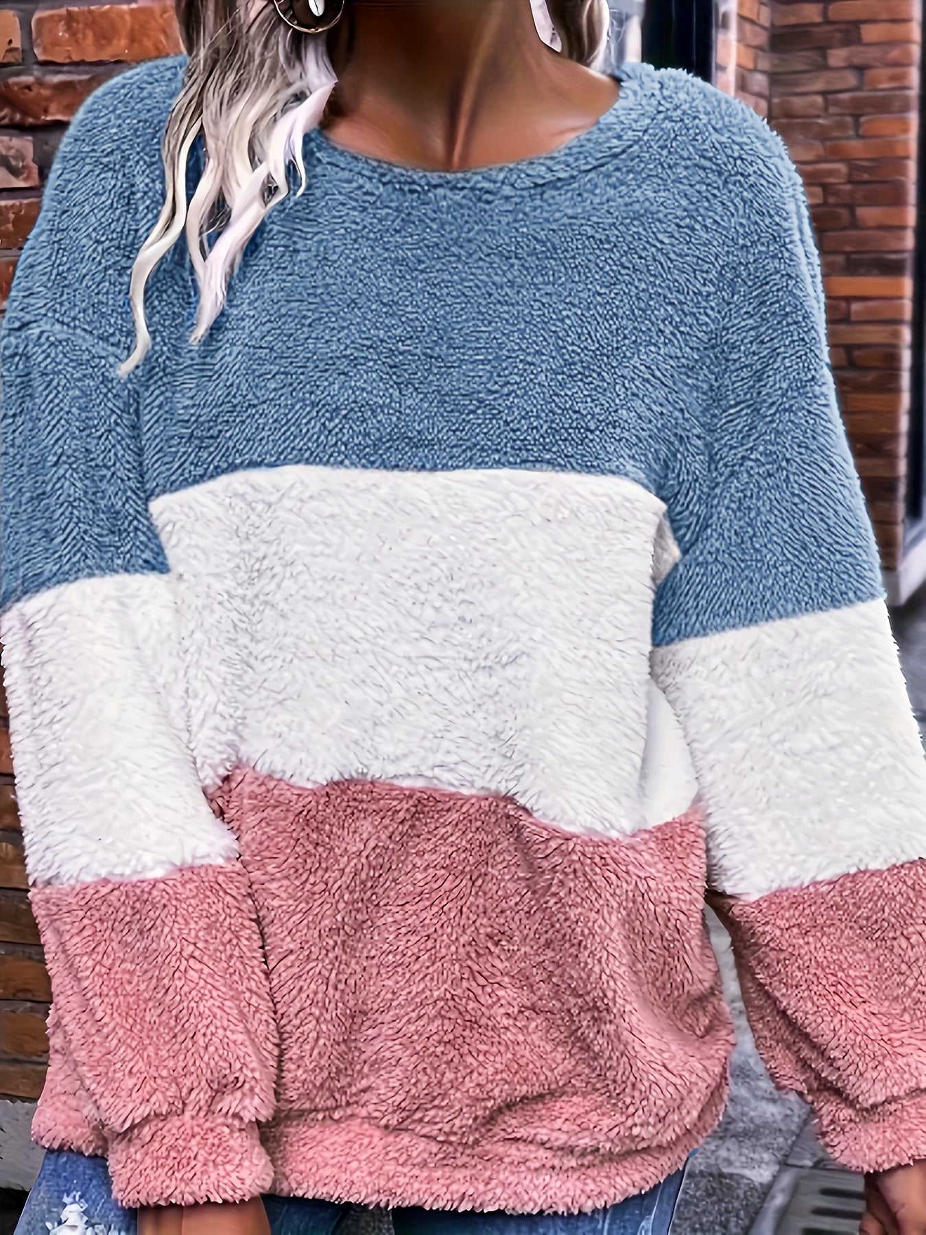 Толстовка женская plus size из плюшевого флиса с цветными блоками и полосатым принтом