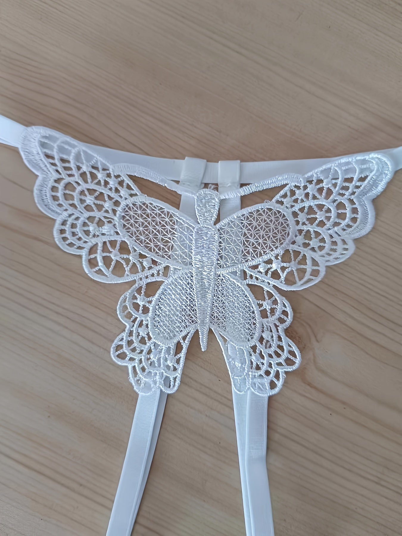 Ayollar uchun ochiq qichqiriq va past belga ega bo'lgan sexy kapalak naqshli ichki kiyim.