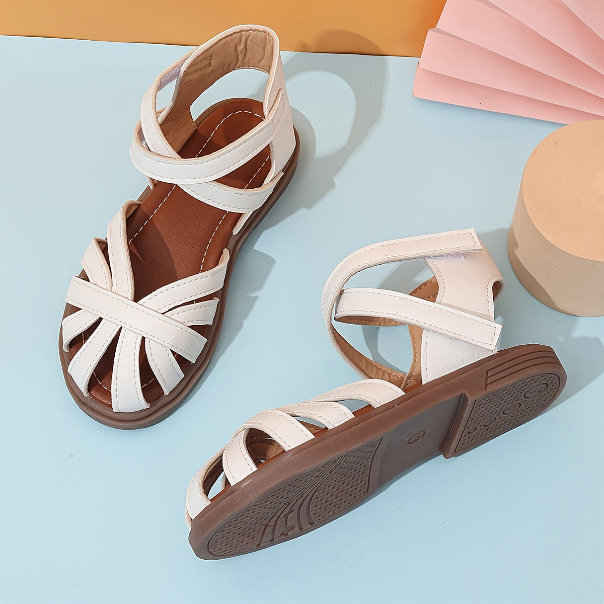 Стильные однотонные сандалии для девочек, идеальные для весны и лета.