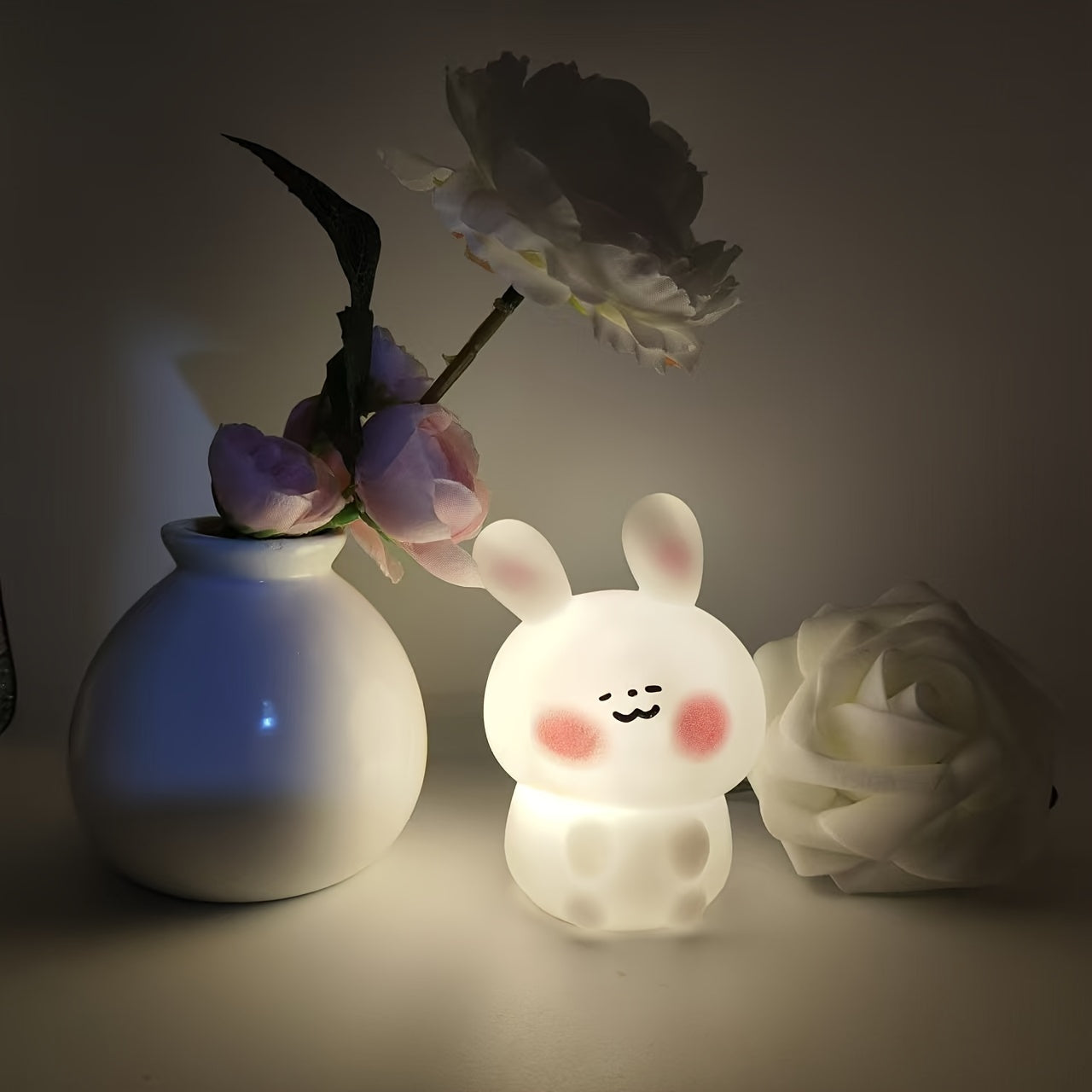 Luz nocturna de conejito de plástico estilo asiático para niños y habitaciones, independiente, con batería
