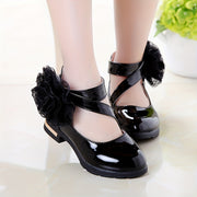 Qizlar uchun zamonaviy gullar bilan bezatilgan tekis poyabzal, partiyalar va bahor/yaz uchun mukammal.