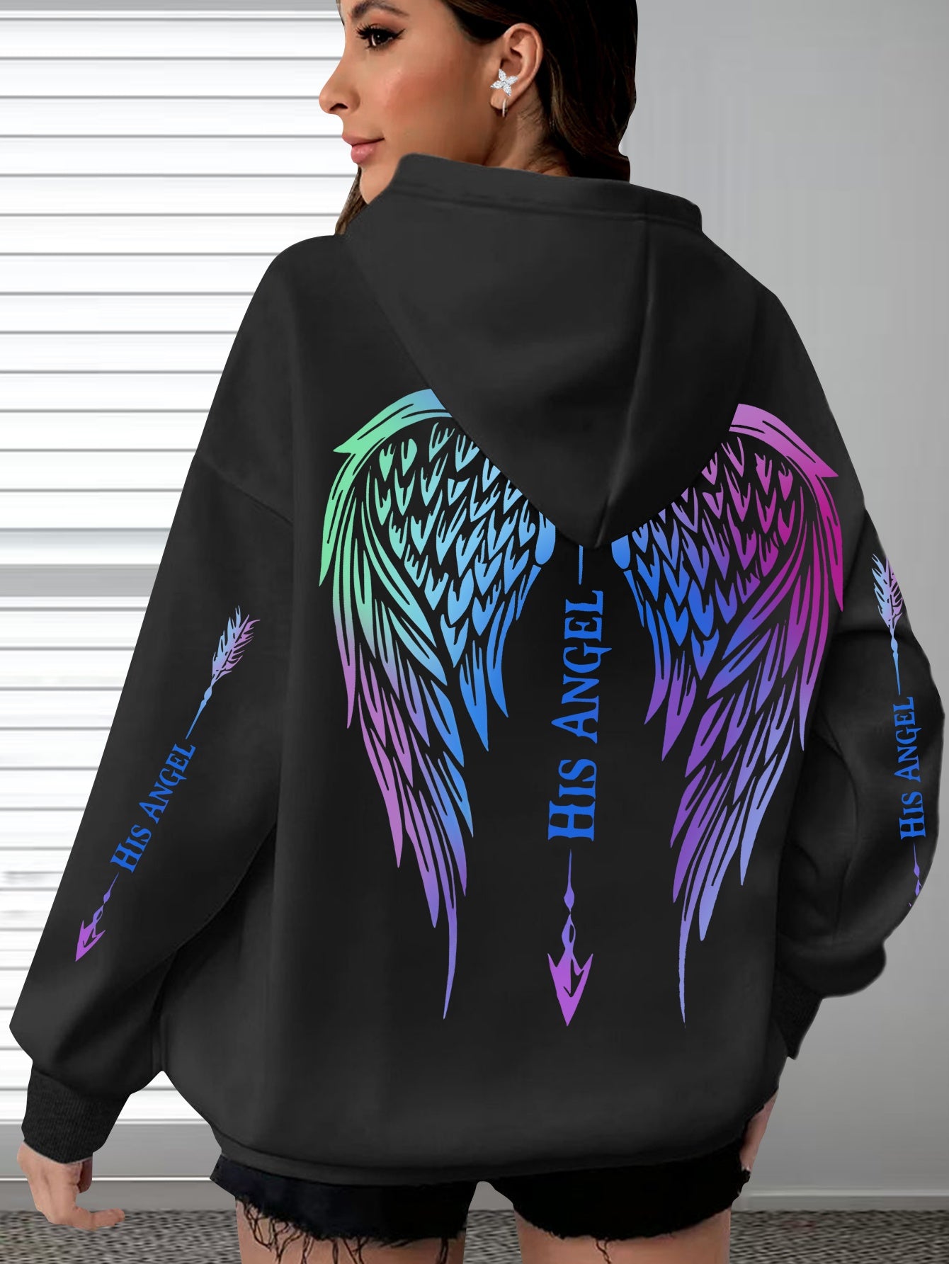 Katta o'lchamli kulrang kapüşonli kiyim, rang-barang qanot va harf bosma uzun ko'ylak polyester pullover