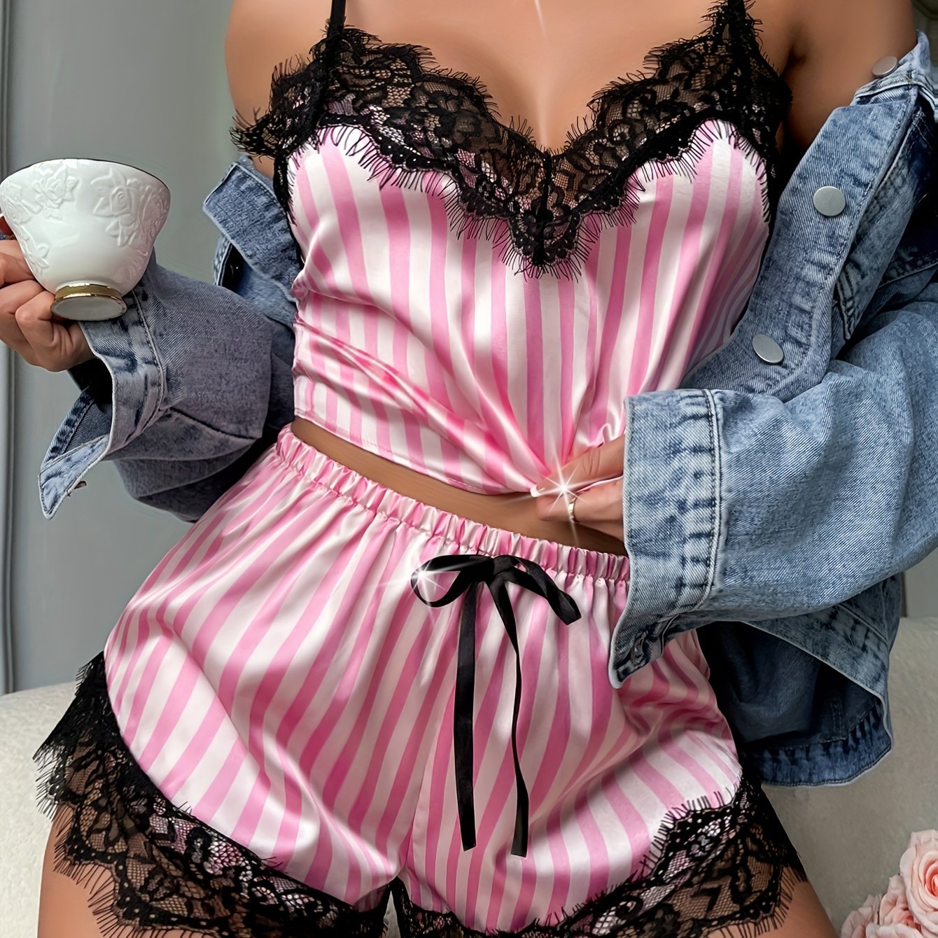 Zarif ayollar uchun poyabzal to'plami, dantel bezakli, V-shaklidagi kamzullar, atlas shortiklar. Yumshoq polyester aralashmasidan tayyorlangan, uxlash va dam olish uchun ideal.