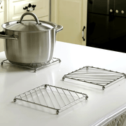 Stainless steel pot mat va coaster to'plami oshxona va restoran uchun, sirpanmaydigan va oson tozalanadigan.