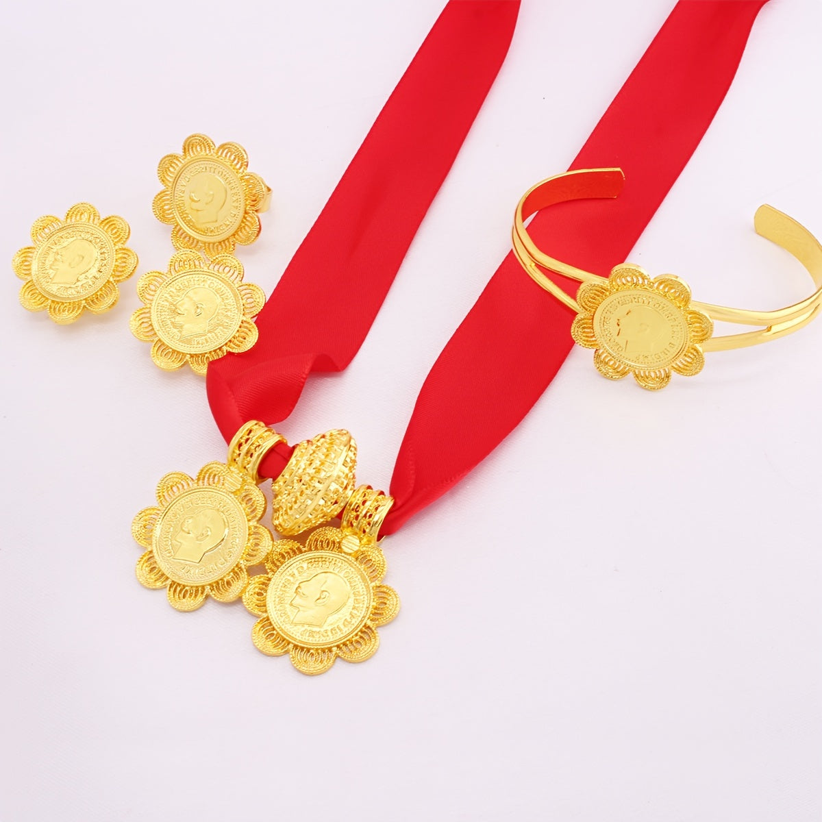 5 ta qismdan iborat hashamatli zargarlik to'plami, shu jumladan, taqinchoqlar, marjon, bilaguzuk va uzuk. Bir nechta ranglarda tanlash uchun muhr va gullar chetiga ega dizaynni o'z ichiga oladi. An'anaviy kelin kiyimlari uchun mukammal.