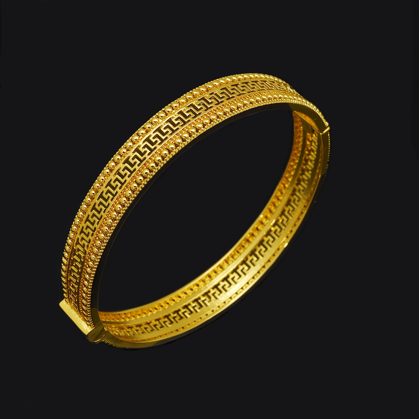 To'rt dona vintage va boho ilhomlangan mis bilakuzuklar to'plami, murakkab oltin qoplamali dizaynlar bilan, har kuni kiyish uchun yoki ayollar uchun zamonaviy to'y aksessuari sifatida mukammal.