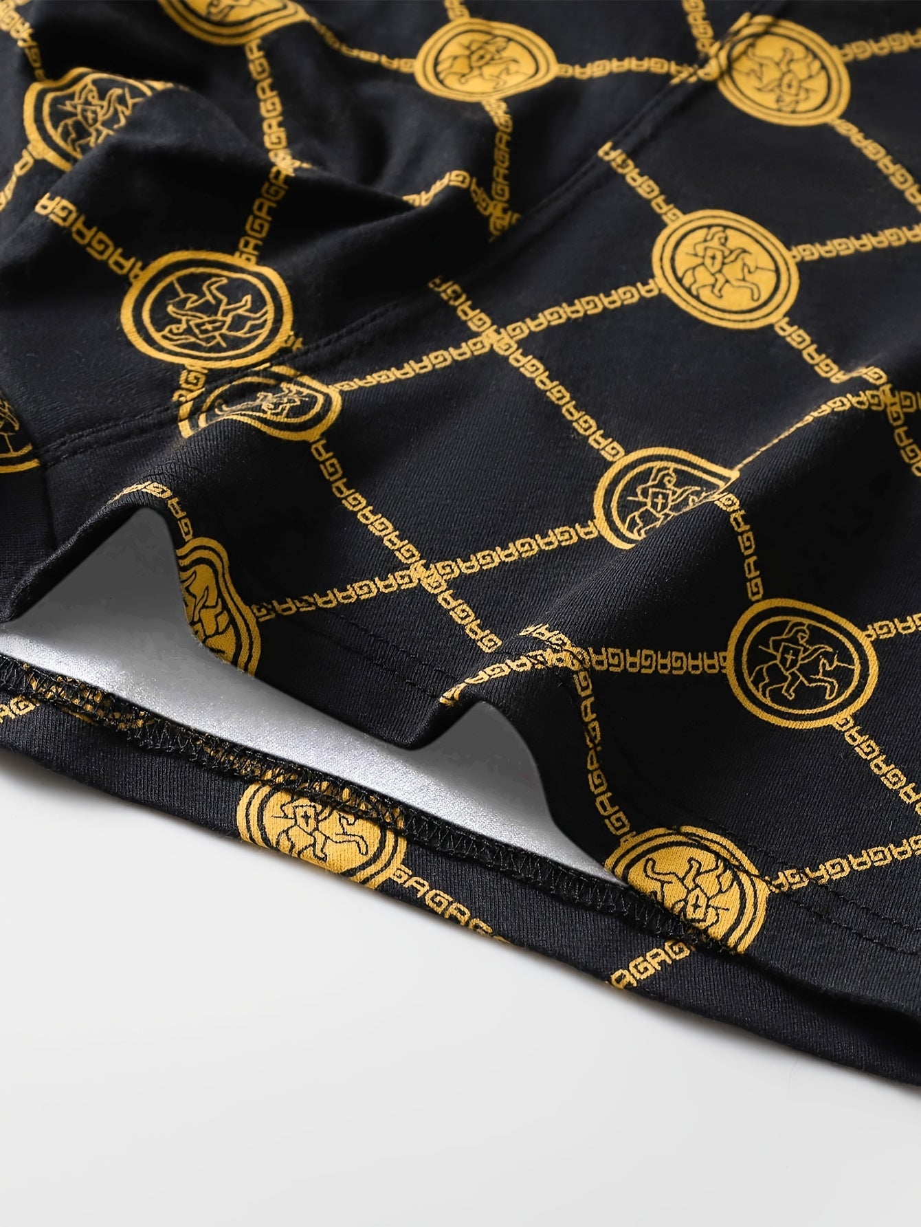 4 ta erkaklar uchun boxer shortlari, zamonaviy qora va oltin bosma bilan, har kuni va sport uchun qulay, yumshoq, cho'ziluvchan va nafas oladigan polyester aralashmasidan tayyorlangan.