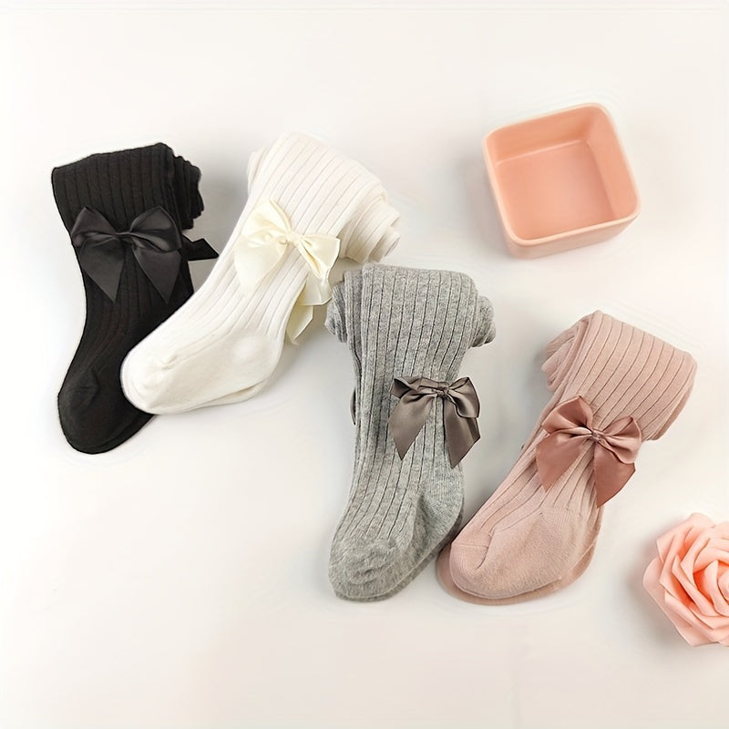 Qizlar uchun bog'ichli, mustahkam to'qima dizayni va zamonaviy asosiy qatlamga ega kolgotkalar.