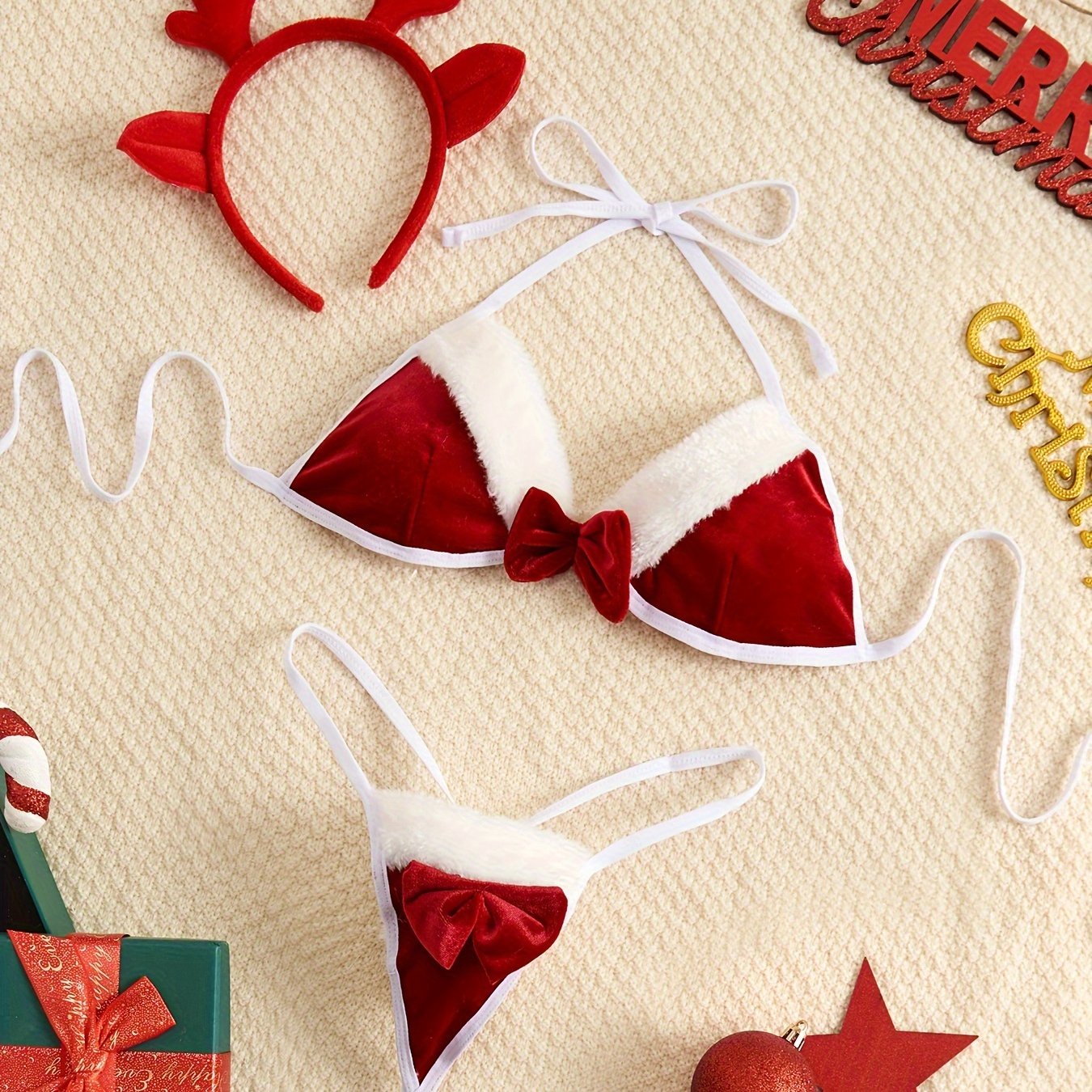 Ichki kiyim to'plami soch bog'ichi, brassier va ichki shimlarni o'z ichiga oladi.