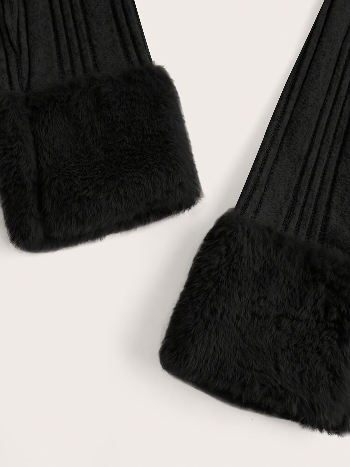 Uzoq yengli, uslubiy polyester palto, soxta mo'ynali yaka bilan, barcha fasllar uchun mukammal.