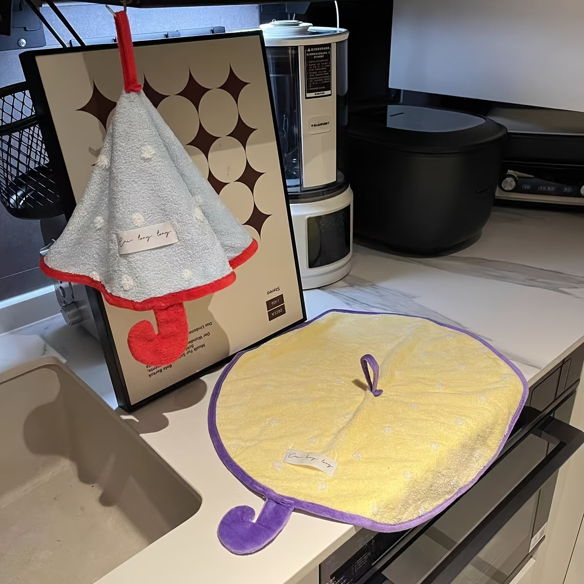 Kichik soyabonlar uchun devorga o'rnatiladigan marvarid velur qo'l sochiq