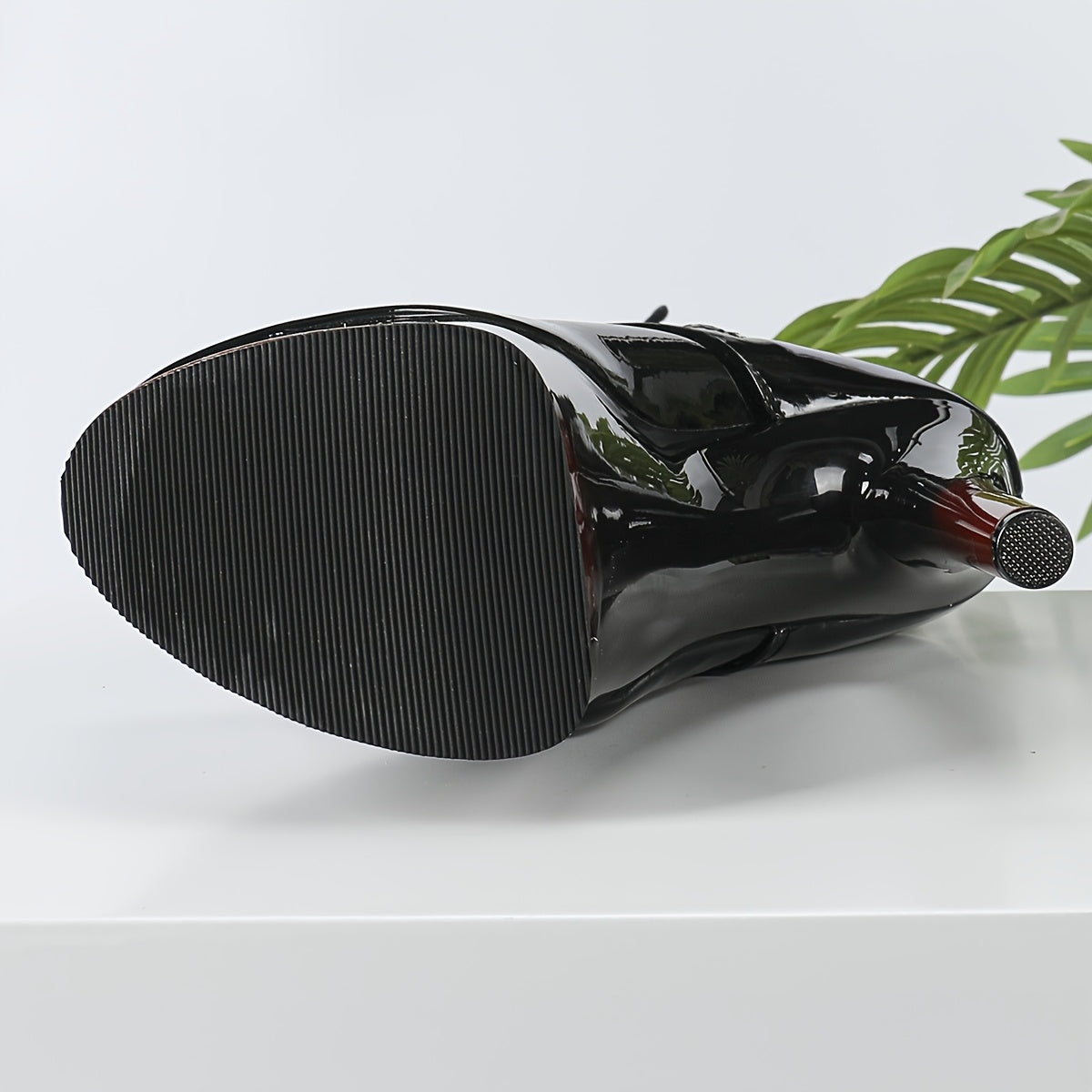 Ayollar uchun qora sintetik platformali yuqori poyabzal, partiyaga va rasmiy tadbirlarga mo‘ljallangan botlar