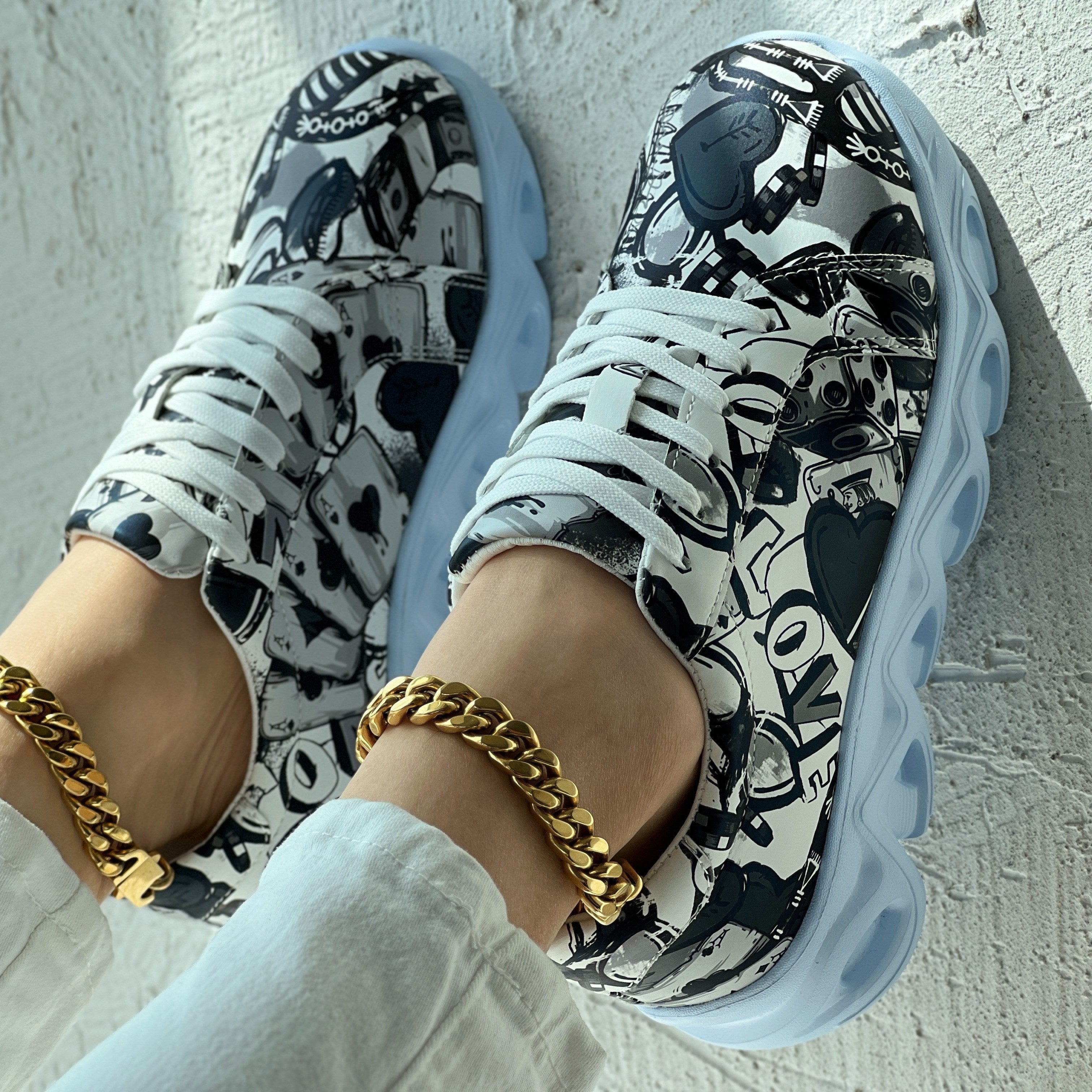 Women's Canvas Sneakers Casual Low Top Outdoor Shoes with Graffiti Pattern