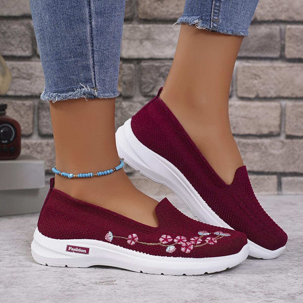 Ayollar uchun gullü slip-on sport poyabzali, kundalik, tikilgan, yozgi ochiq havoda foydalanish uchun