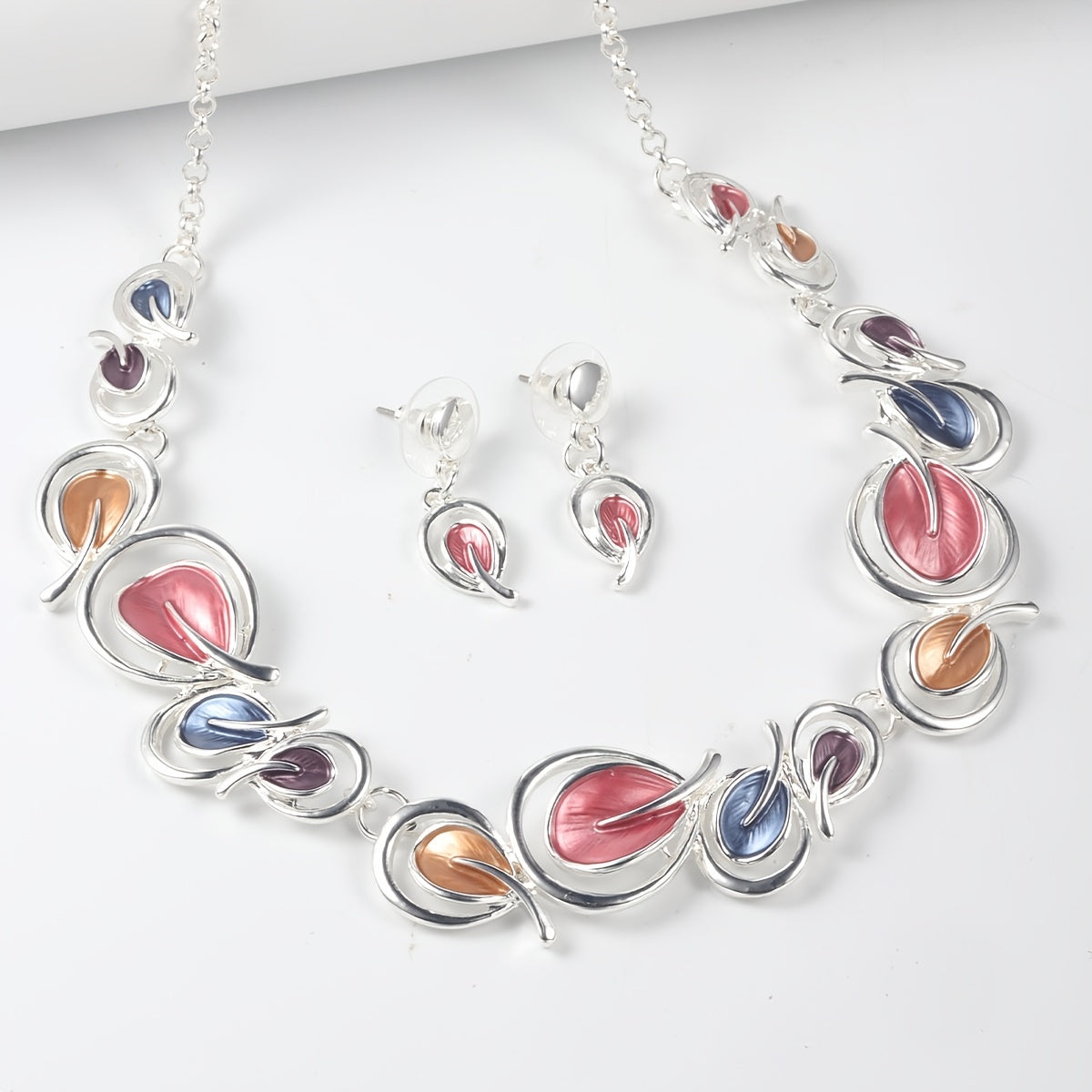 Conjunto de collar de mujer y pendientes de caída con patrón de hojas del árbol de la vida