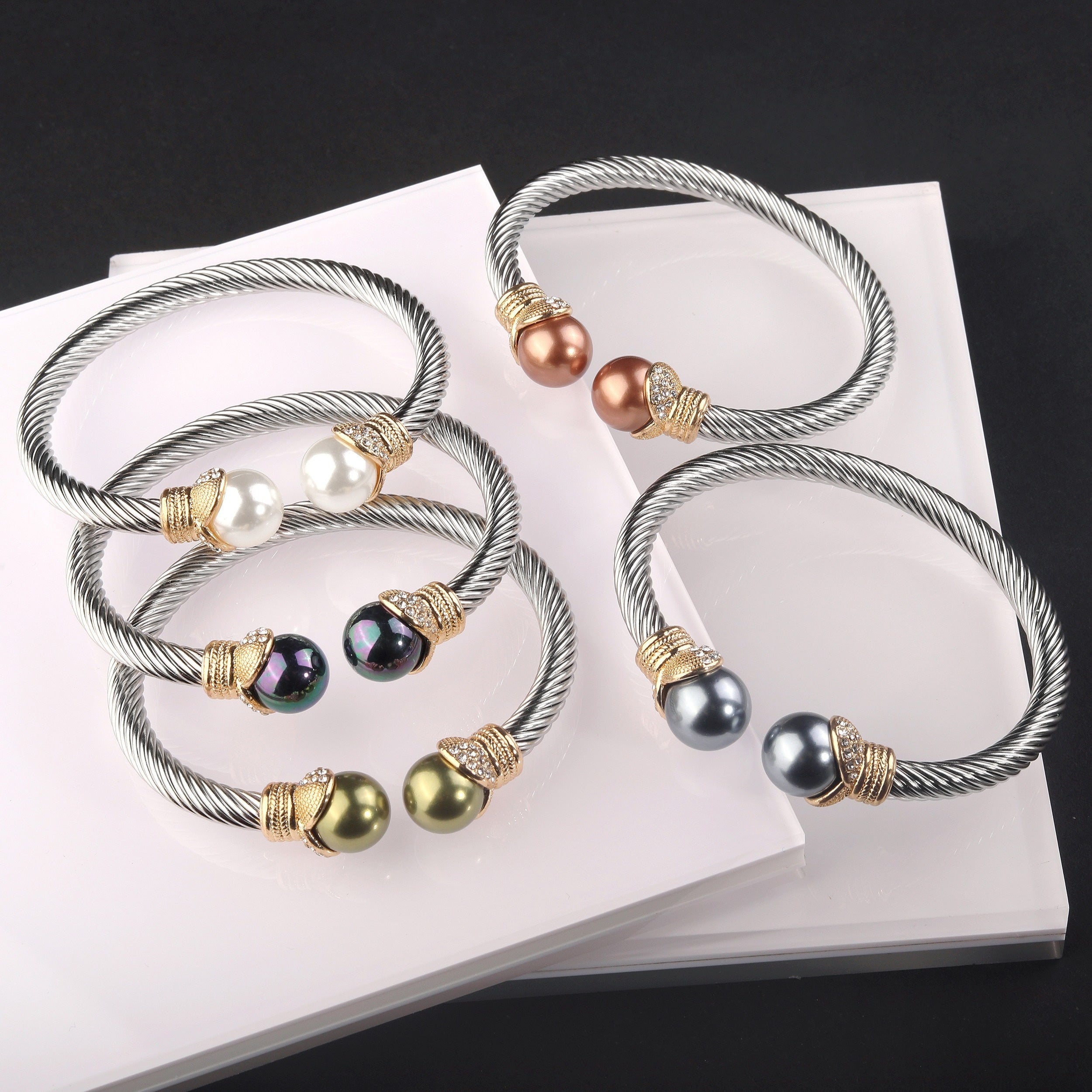 "O'ralgan Kabel Bangle Bilaguzuk, 12mm Oniks bilan Elegant Noxush Po'latda - Ona va Singil uchun Ideal Sovg'a, Kundalik Kiymak uchun Zo'r va 14-fevral, Yagona Parcha"