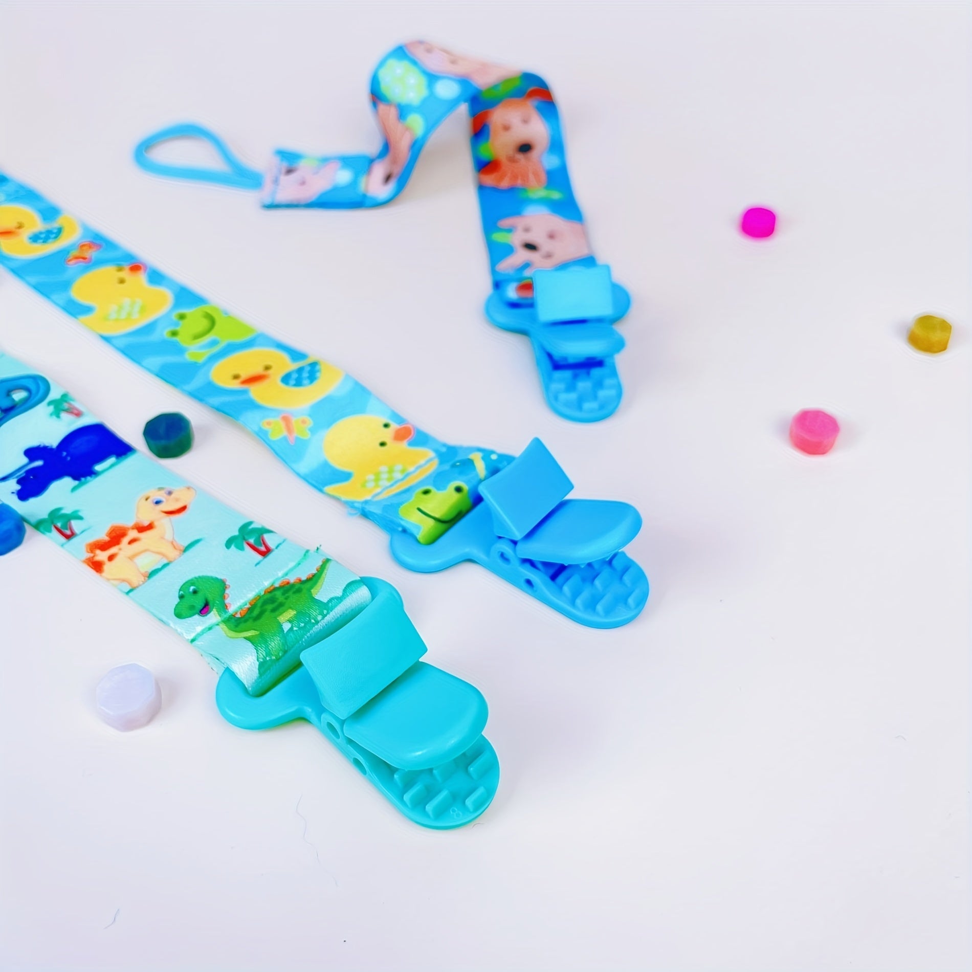 Clip de chupete de plástico de dibujos animados con patrón caprichoso y clip de sujeción