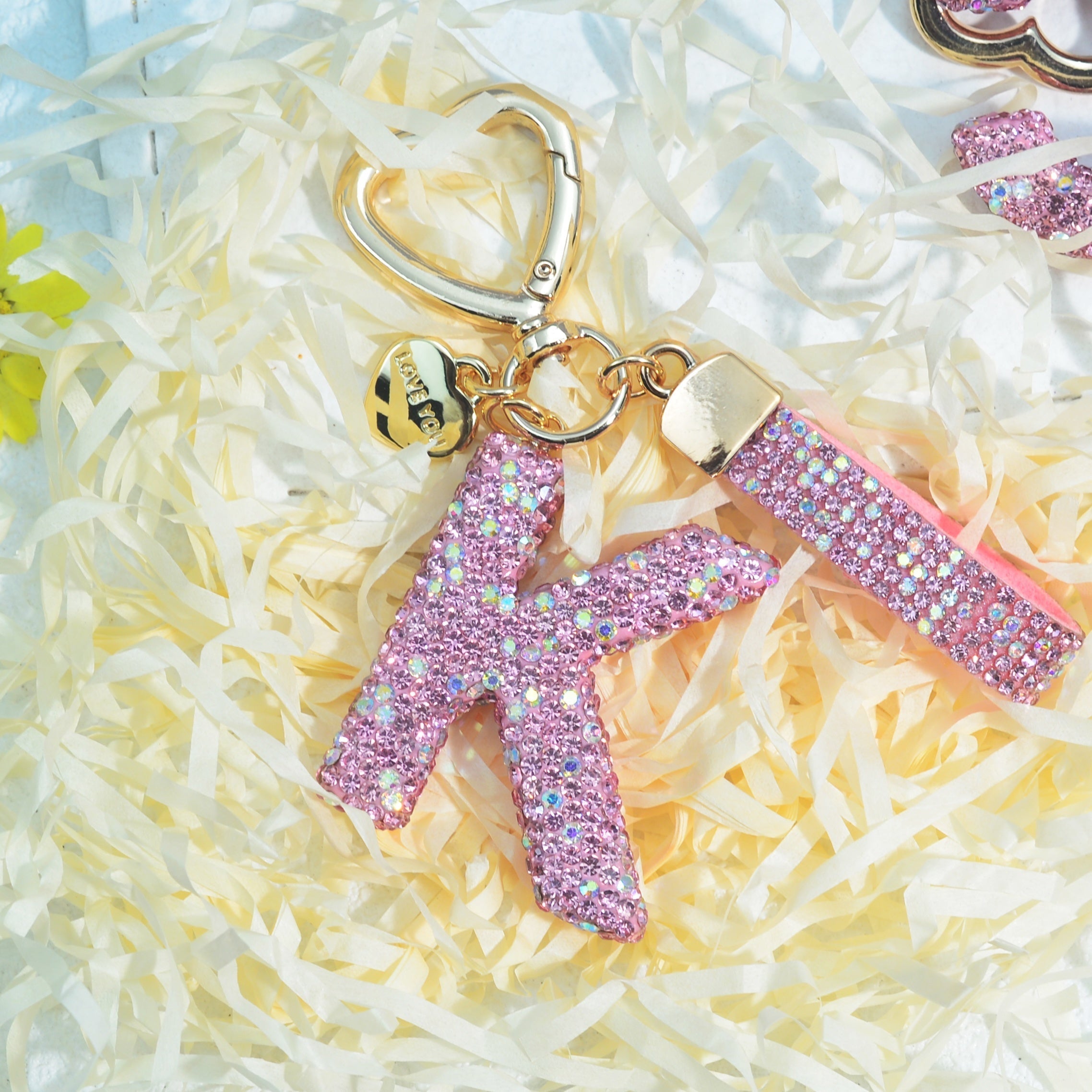 Llavero de PVC con iniciales de pedrería rosa y blanca con cierre de puño para mujeres
