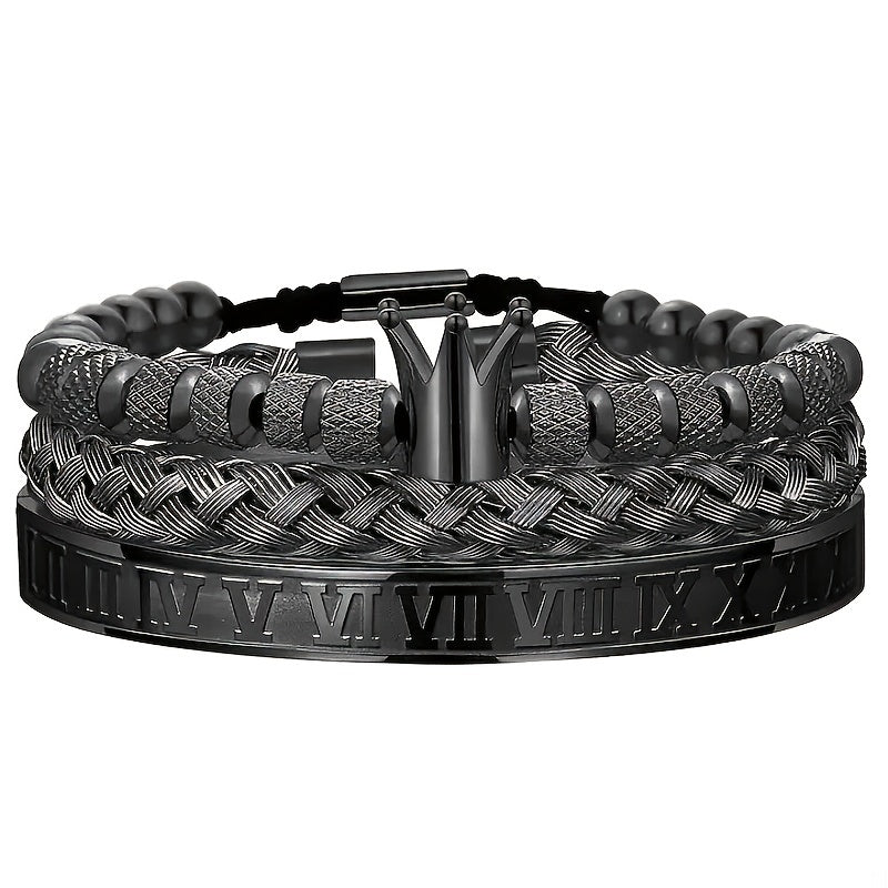 Erkaklar bilaguzuklari to'plami, Romal raqamlari, toj tafsilotlari va to'qilgan ip dizayni bilan hashamatli zanglamas po'latdan yasalgan bilaguzukni o'z ichiga oladi.