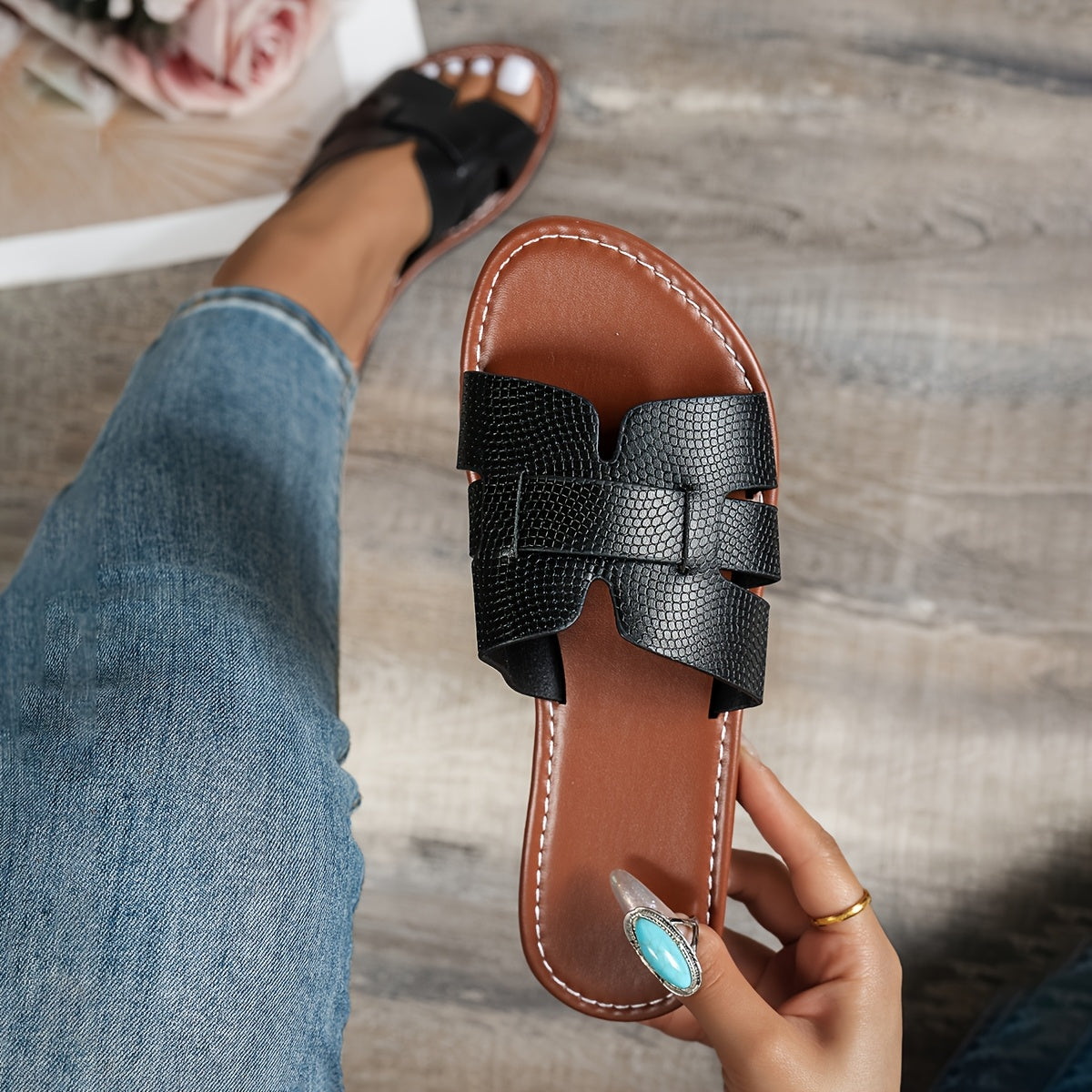 Ayollar yozgi sandallari, tekis rezina taglik, kundalik flip-floplar, qora va jigarrang