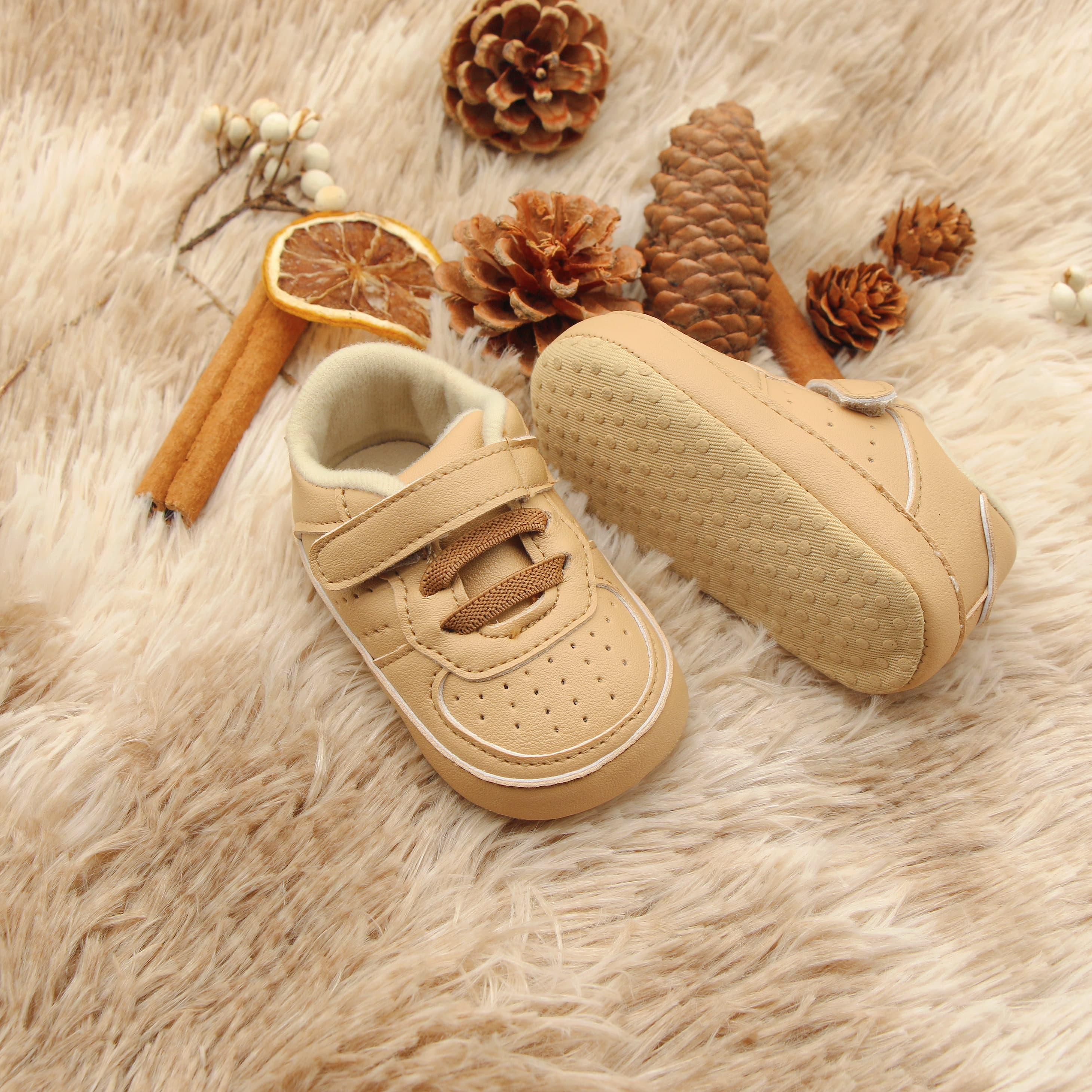 Yumshoq taglikli o'rta balandlikdagi krossovkalar yangi tug'ilgan o'g'il bolalar uchun