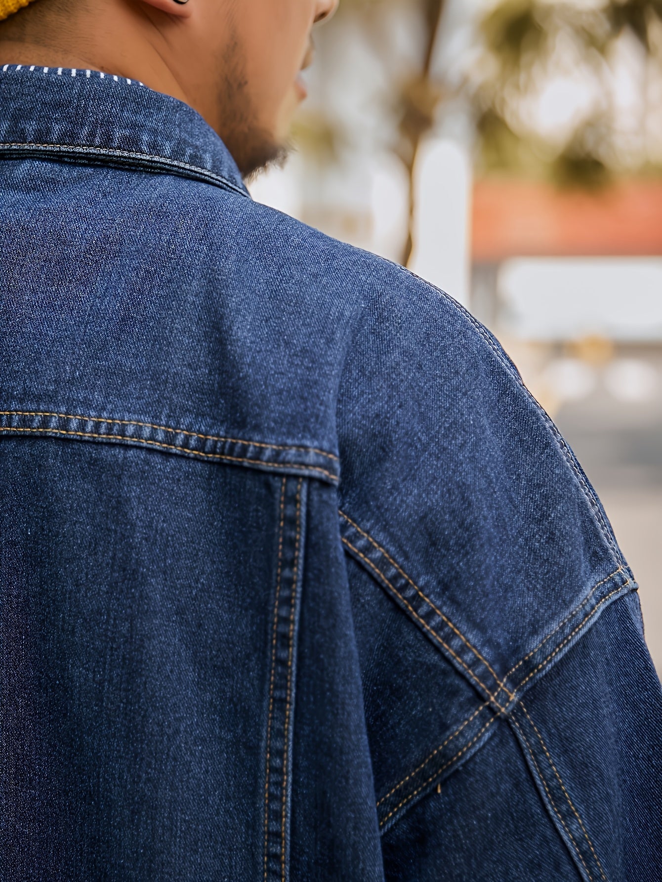 Erkaklar uchun plussiz o'lchamdagi denim ko'ylak, mustahkam yuvilgan ko'k rangda, uzun yenglar, ko'krak cho'ntaklari, tugmachali old qism va keng kesim bilan. Har kuni tasodifiy ko'cha uslubida kiyish uchun mashinada yuvilishi mumkin, zamonaviy.