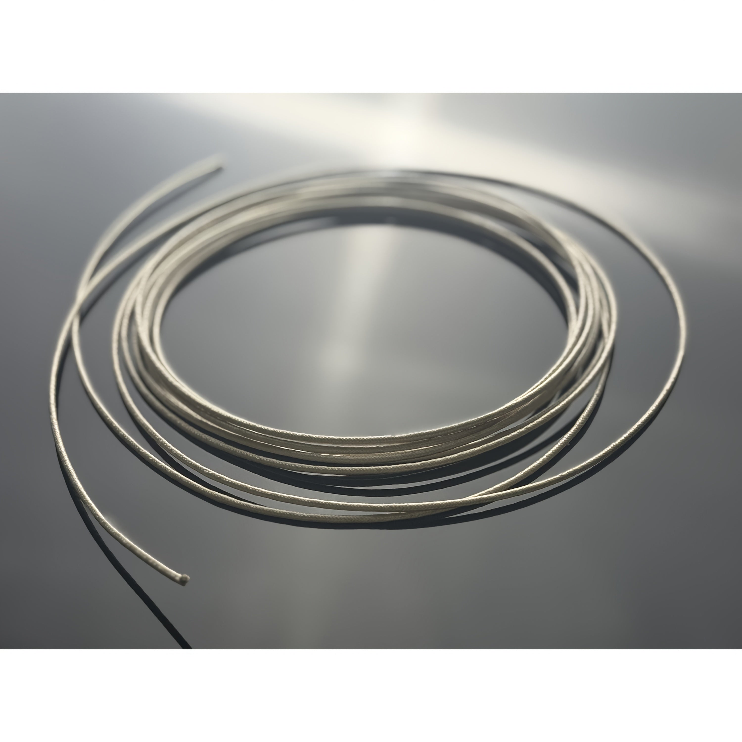 18 Gauge Yuqori Haroratli Sim 5.0 metr, ekstremal haroratlarda foydalanish uchun (-76°F dan 932°F gacha / -60°C dan 500°C gacha). Nikel mis konstruktsiyasi bilan Ikki qavatli Mica lenta Fiberglas izolyatsiyasi bilan