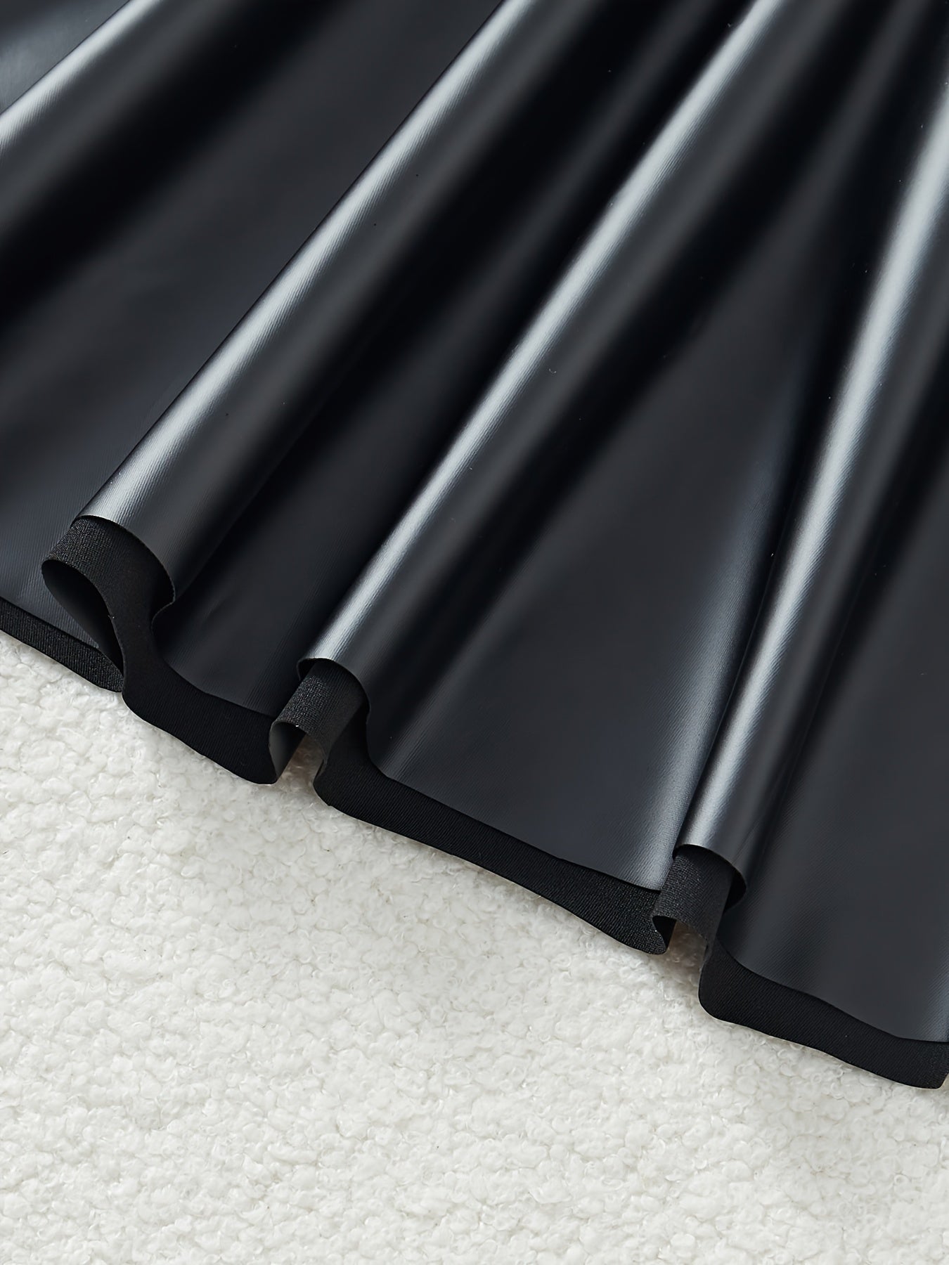 Комплект из красного боди и трусиков, изготовленный из трикотажной ткани, состоящей на 95% из полиэстера и на 5% из эластана, с открытой спиной для взрослых.