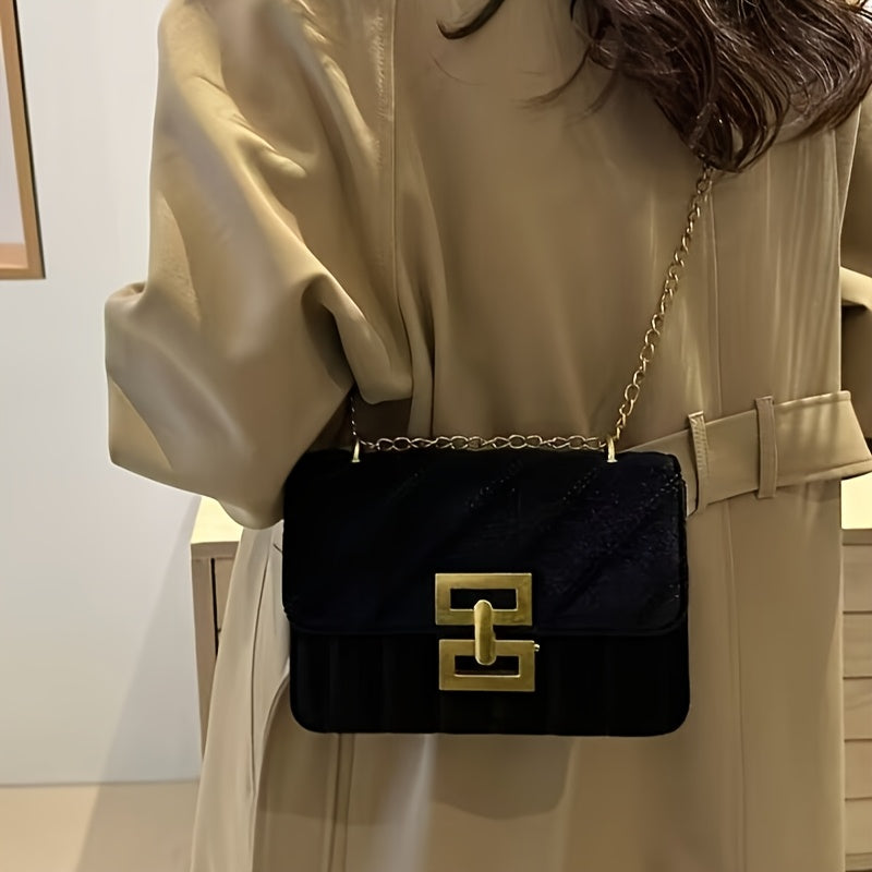 Элегантная стеганая бархатная сумка на плечо для женщин с цепочным ремешком и замком с поворотом. Модный аксессуар с текстурированным дизайном однотонного цвета и подкладкой из полиэстера.