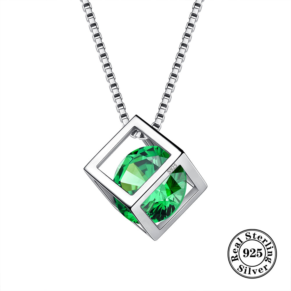 Ожерелье, изготовленное из 925-й стерлинговой серебра с 3D кубическим кристаллом в качестве подвески и акцентами из кубического циркония. Идеально подходит для женщин, это украшение излучает элегантность и стиль в потрясающем серебристом оттенке.