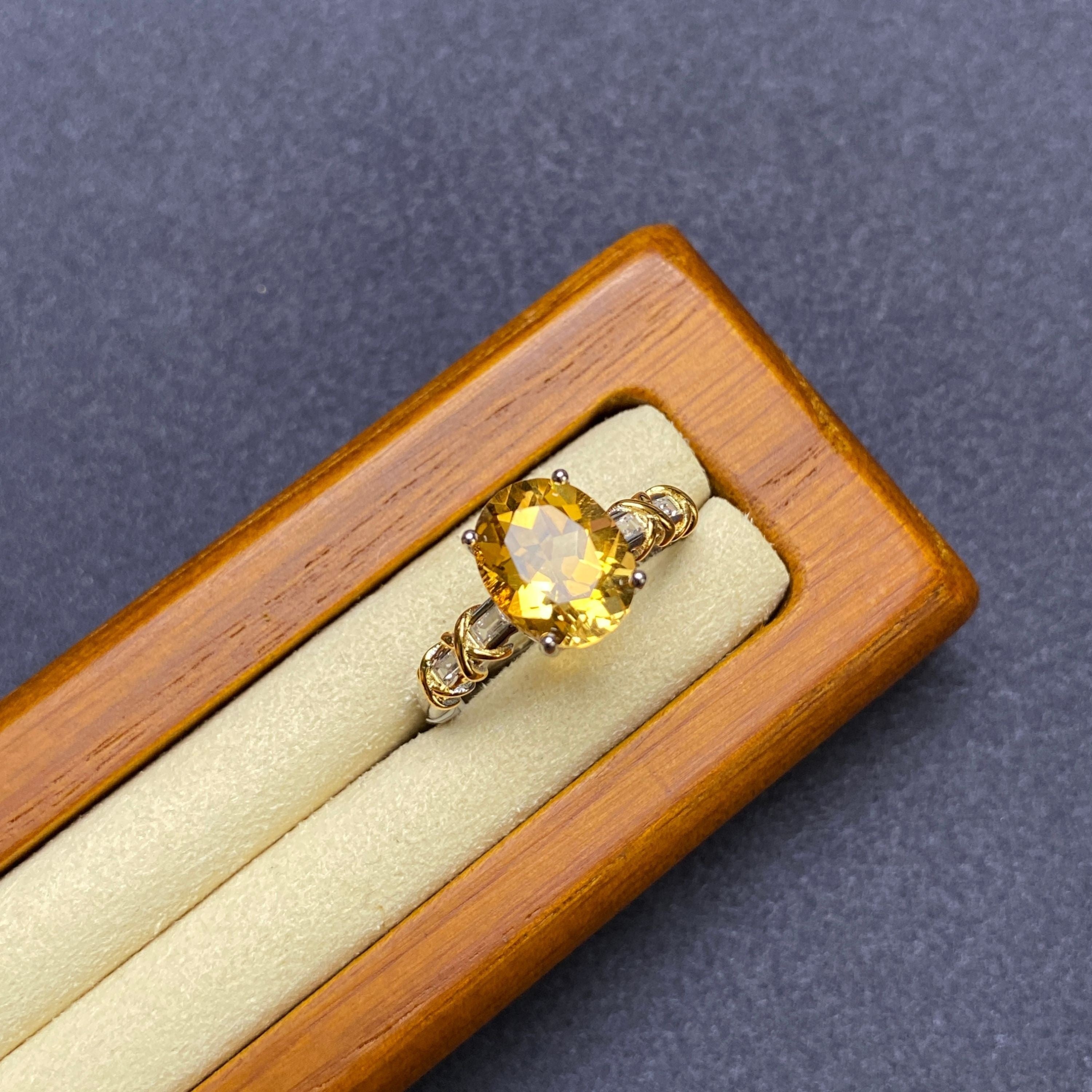 Стильное кольцо из серебра 925 пробы с регулируемой посадкой и натуральным камнем цитрин - идеально для праздников, романтических встреч и особых случаев.