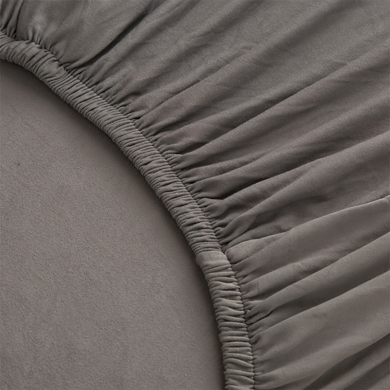 Sıx rangda, elastik bant bilan ushlovchi sut poliesteridan yasalgan cho'zilgan qopqoq stul.