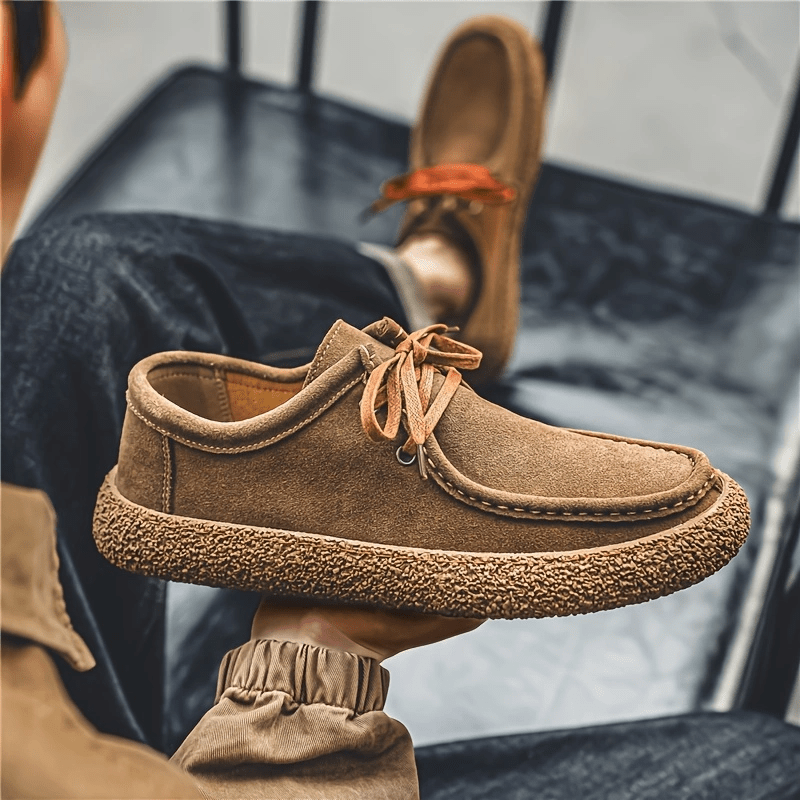 Har mavsum uchun mustahkam, sirpanmaydigan oddiy rangdagi krossovkalar, ip bilan bog'lash dizayni bilan.