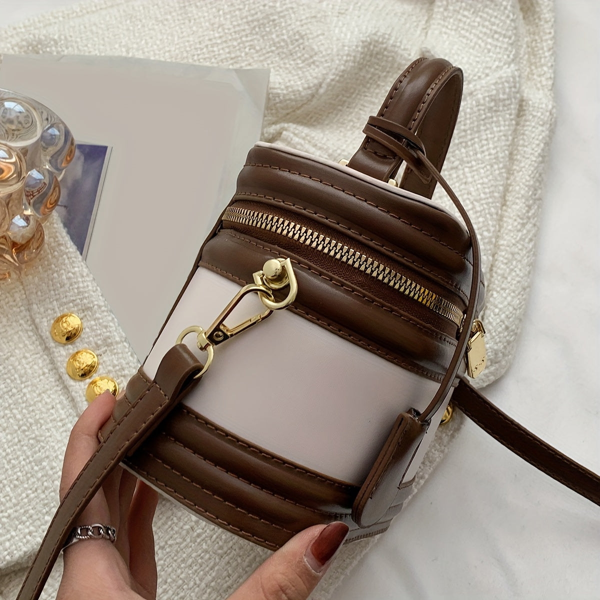 Usulga mos keladigan, sozlanadigan kamar, zip yopilishi va polyester astar bilan zamonaviy xabarchi sumkasi. Ofis va kundalik foydalanish uchun mos.