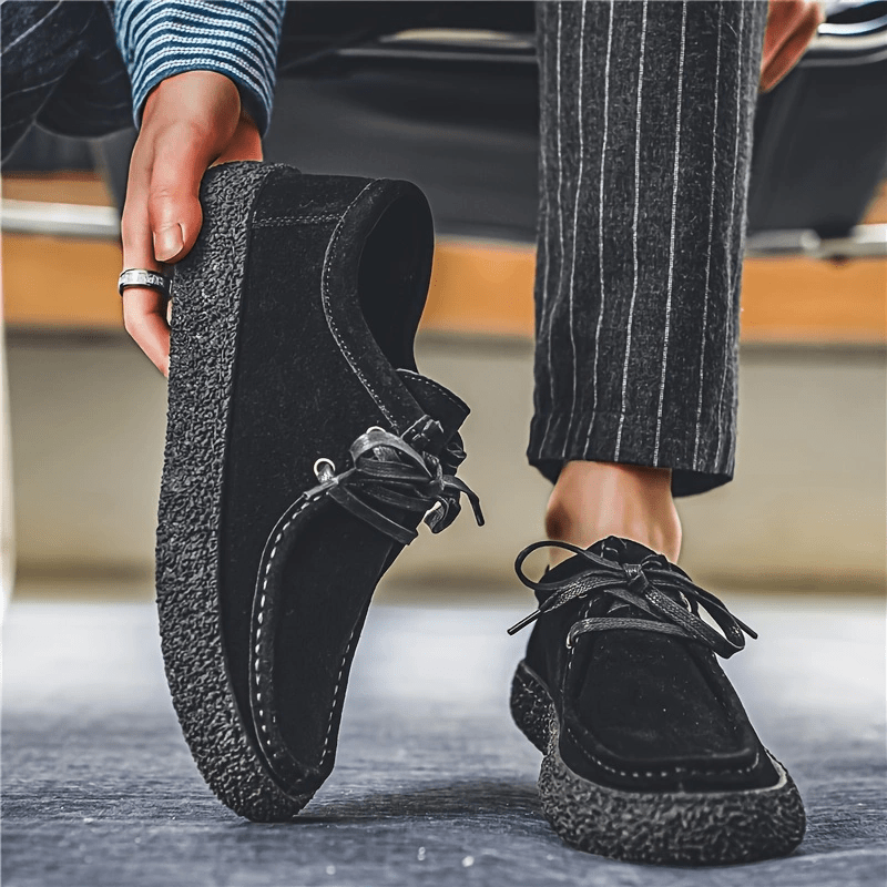 Har mavsum uchun mustahkam, sirpanmaydigan oddiy rangdagi krossovkalar, ip bilan bog'lash dizayni bilan.