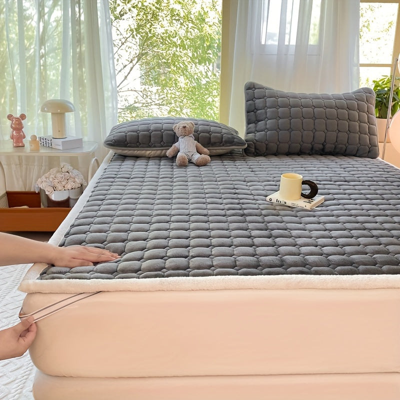 1 dona sutli velur matras, 4 burchakda elastik tasmalari bilan, yumshoq va mashinada yuvish mumkin. Yotoqxona, divan yoki mehmon xona uchun mos.