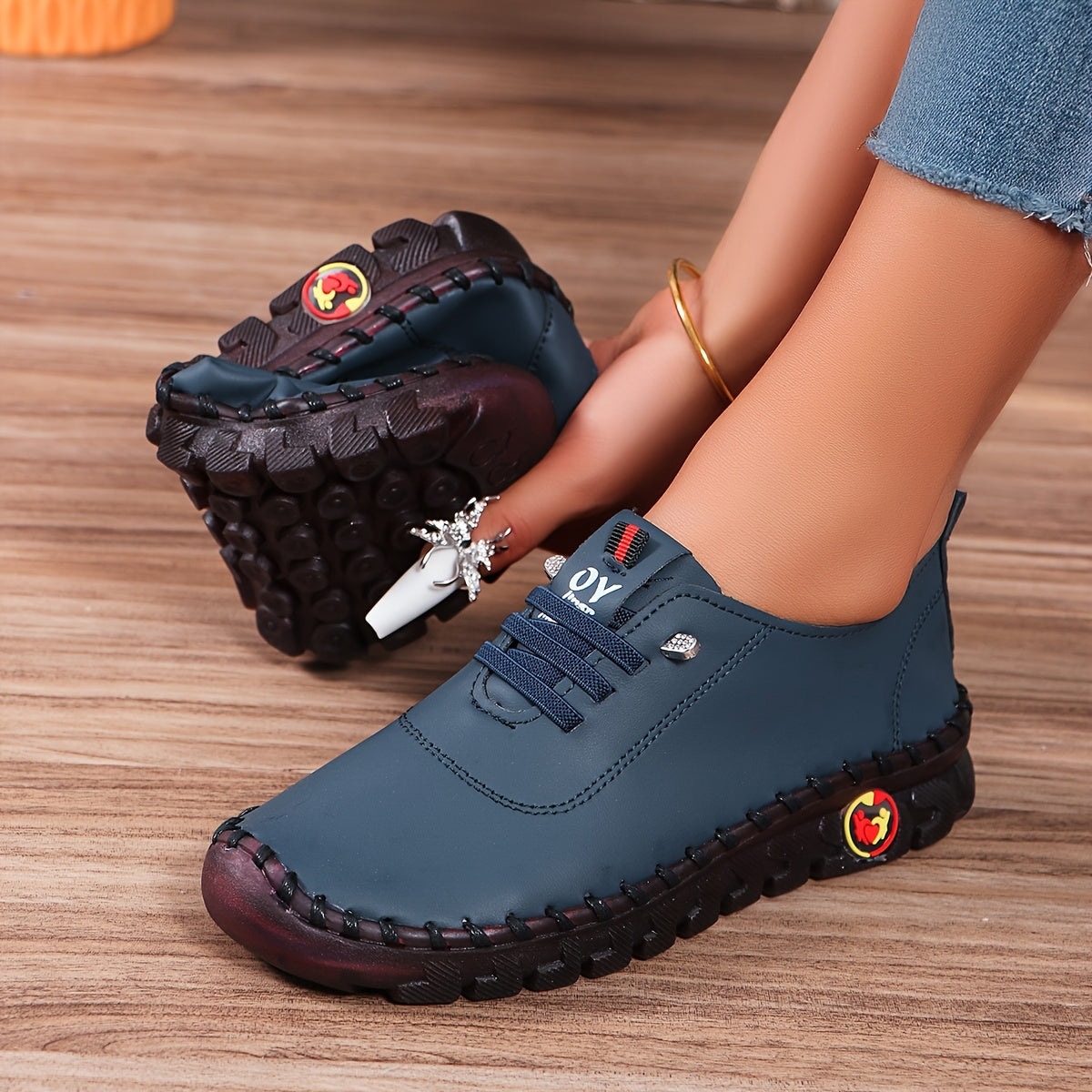 Ayollar uchun bir rangli flatform slip-on yurish poyabzali, katta o'lcham