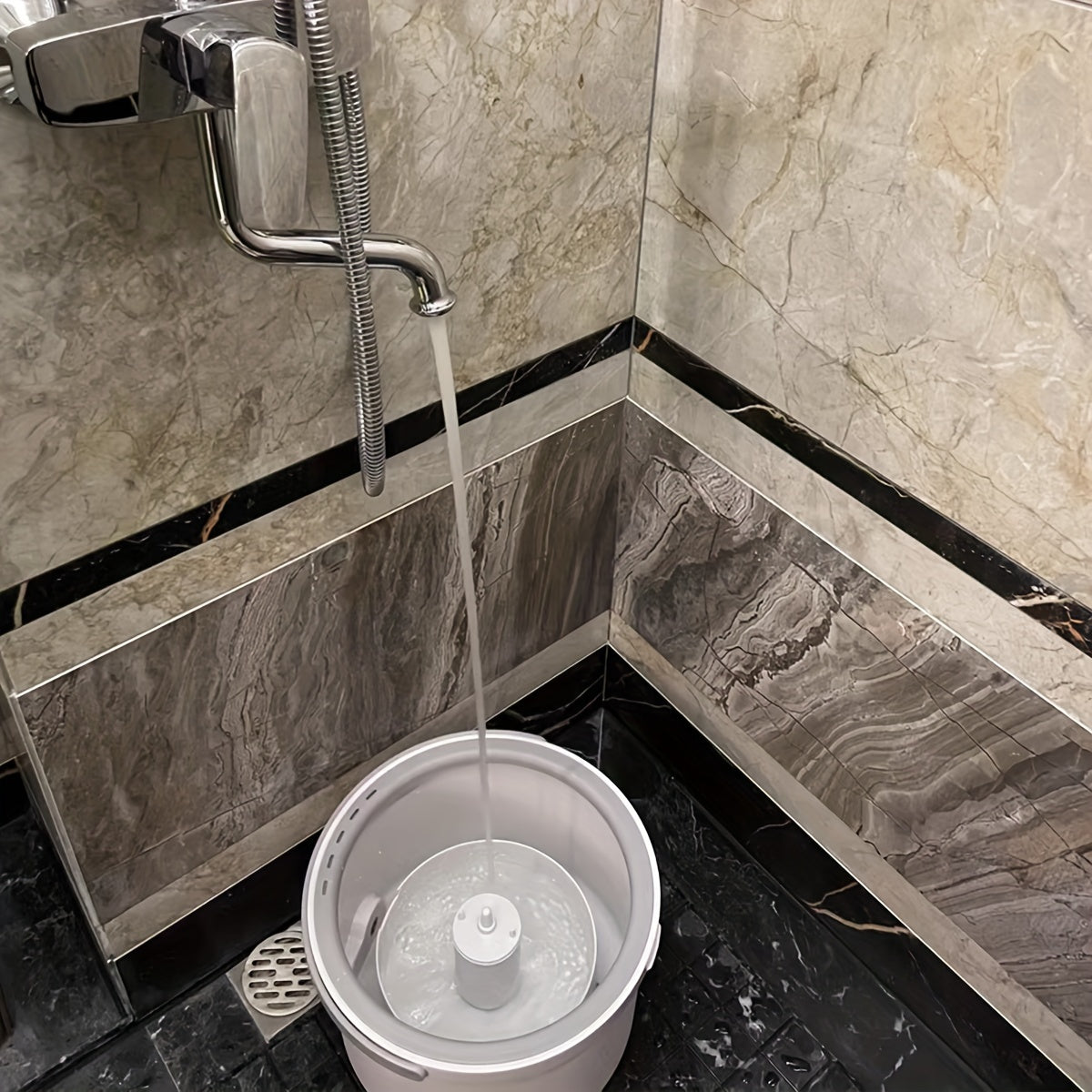 Portativ uy pol mopi, aylanuvchi ABS zanglamaydigan po'latdan yasalgan bosh va super nozik tolali mop pad bilan, yashash xonalarida, yotoqxonalarda, hammomlarda, oshxonalarda va hojatxonalarda tozalash uchun mukammal. Quvnoq 1 dona to'plamda keladi.