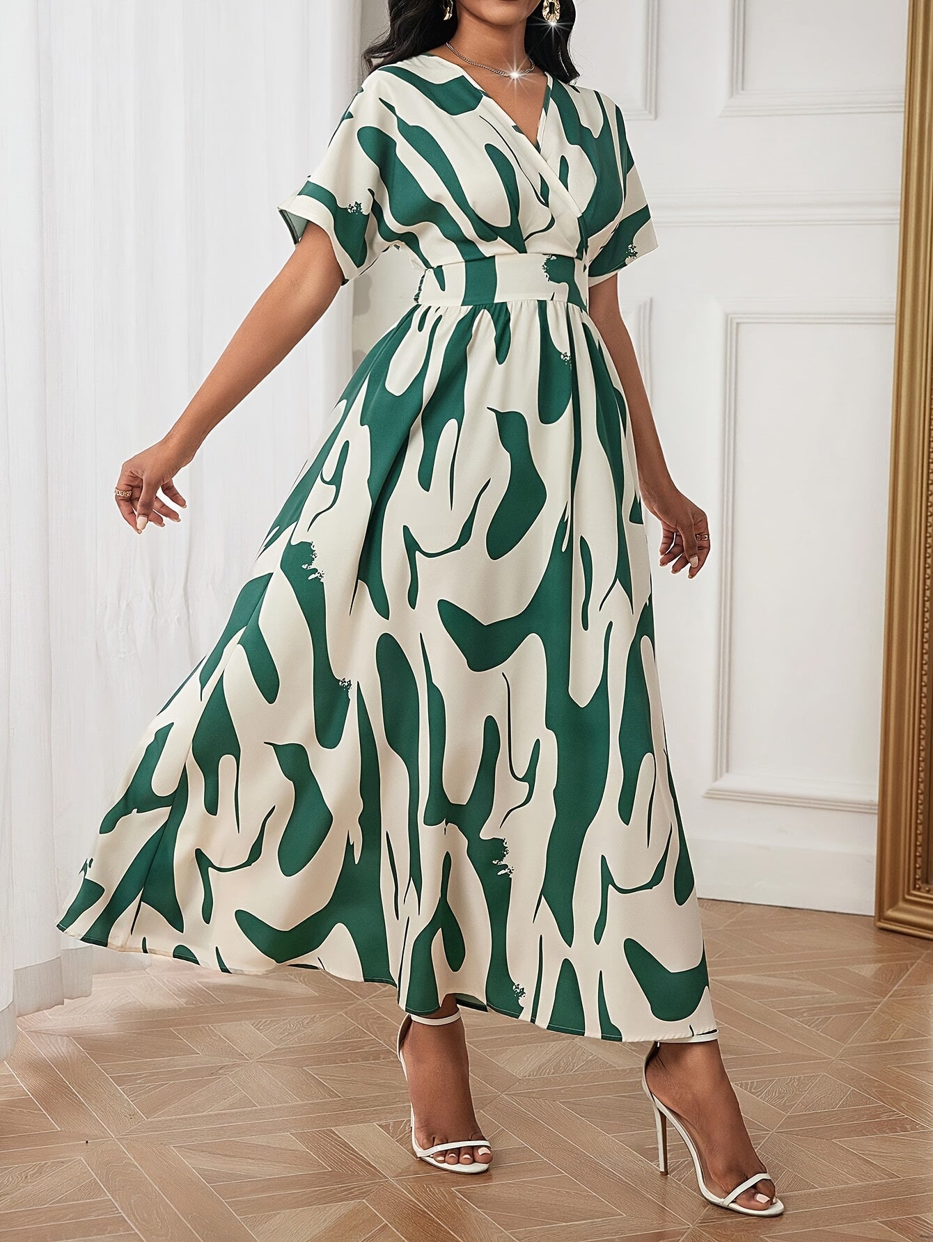 Rang blokli, siqilgan belbog‘li A-chiziqli kiyim, V-shakllı bo‘yin va qisqa qo‘llar bilan yoz uchun