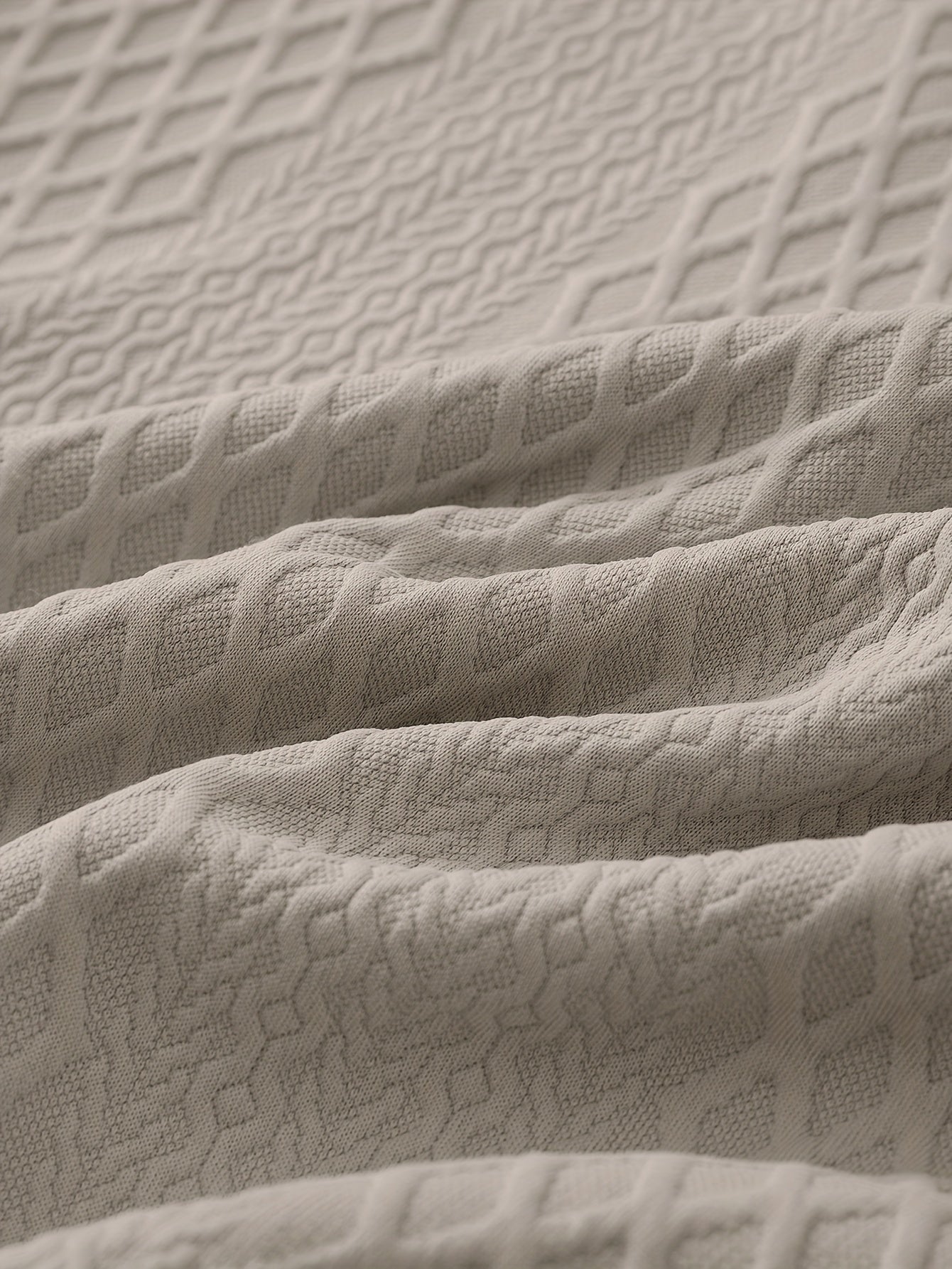 Bej rangdagi geometrik naqshli erkaklar uchun plussiz tasodifiy kardigan sviter, tugmachali old qismi. Bahor va kuz uchun mukammal. Yengil va qulay.