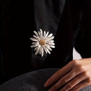 Small Daisy Brooch in Retro Style Silver Anti-Glare Elegant Jewelry