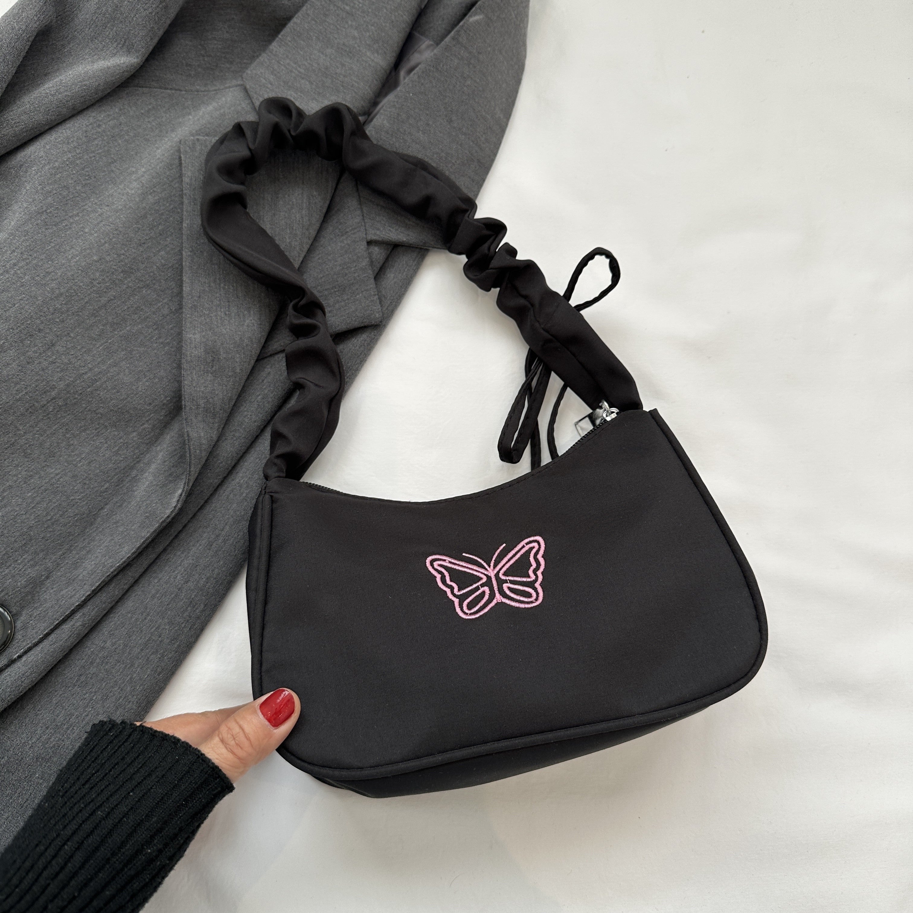 Стильная сумка через плечо с принтом бабочек для женщин, выполненная из повседневной оксфордской ткани с драпированным облачным дизайном, застежкой на молнии и полиэстеровой подкладкой.