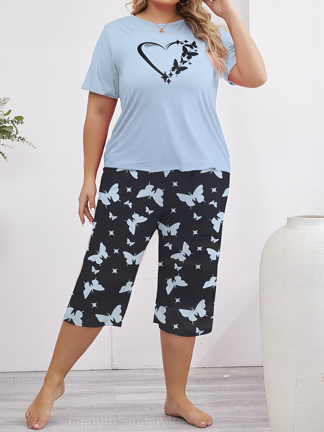 Plus Size Women's Casual Pajama Set Short Sleeve Capri Pants Heart Print Two Colors