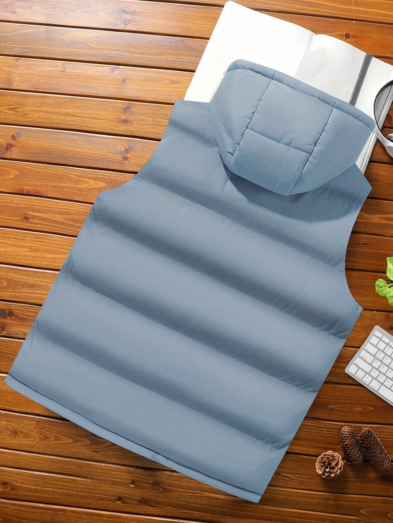 Erkaklar uchun zaytun yashil kapüşonli jilet, fermuarlı cho'ntaklar bilan, yengsiz, mashinada yuvish mumkin bo'lgan polyester, kuz/qish uchun ideal.