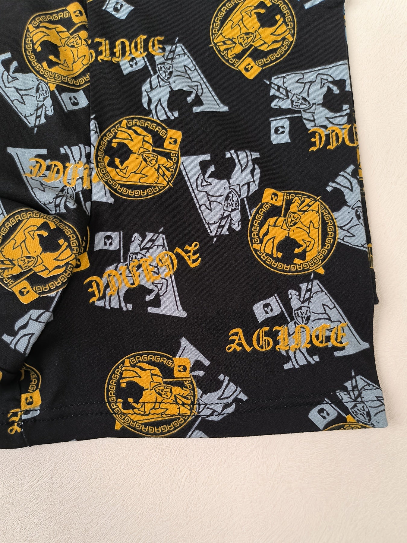 Geometrik naqshli erkaklar uchun boxer shortlari, qulay moslashuv uchun o'rtacha cho'zilishga ega tez quriydigan polyester matodan tayyorlangan.