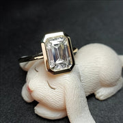 Vintage uslubidagi Emerald-Cut kubik zirkoniya uzuk, 1CT, 2CT yoki 3CT variantlari bilan, S925 kumush va oltin qoplama bilan tayyorlangan, to'rtburchakli sakkizburchakli dizayni bilan, og'irligi 2.5g, uzun va to'rtburchak shaklida.