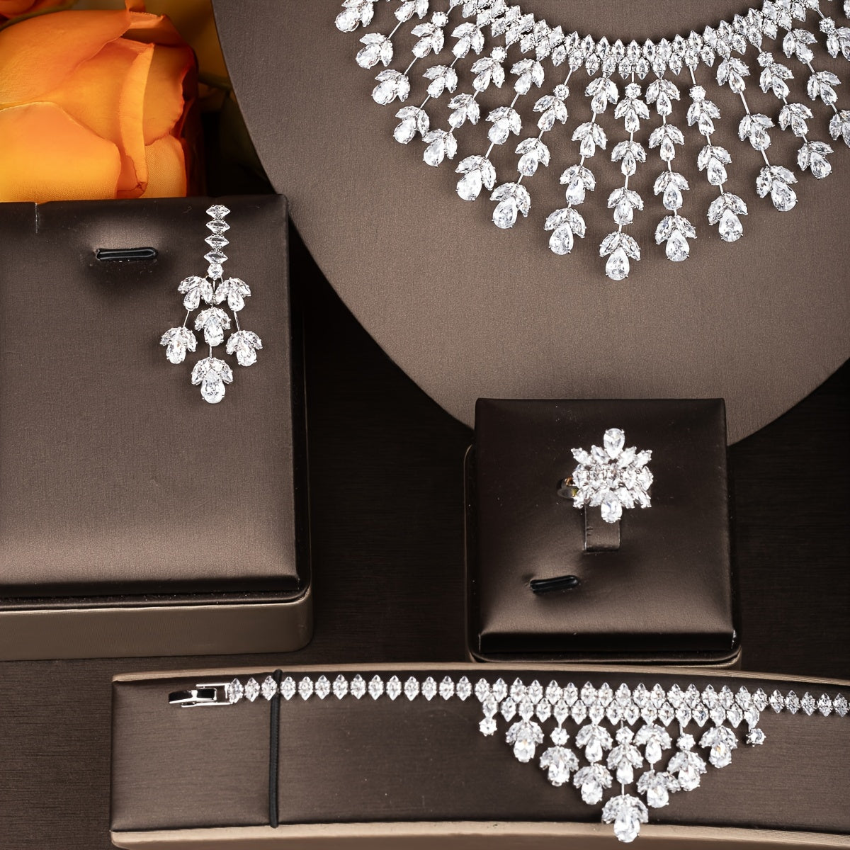 Conjunto de joyería de cobre con pendientes colgantes, anillo y pulsera con diseño de flor y zirconia sintética para mujeres