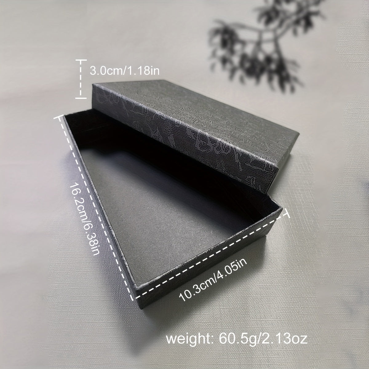 Erkaklar uchun aksessuarlar to'plami: kvarts soat, ko'zoynak, hamyon, sun'iy charm bilan taqilgan taqinch.