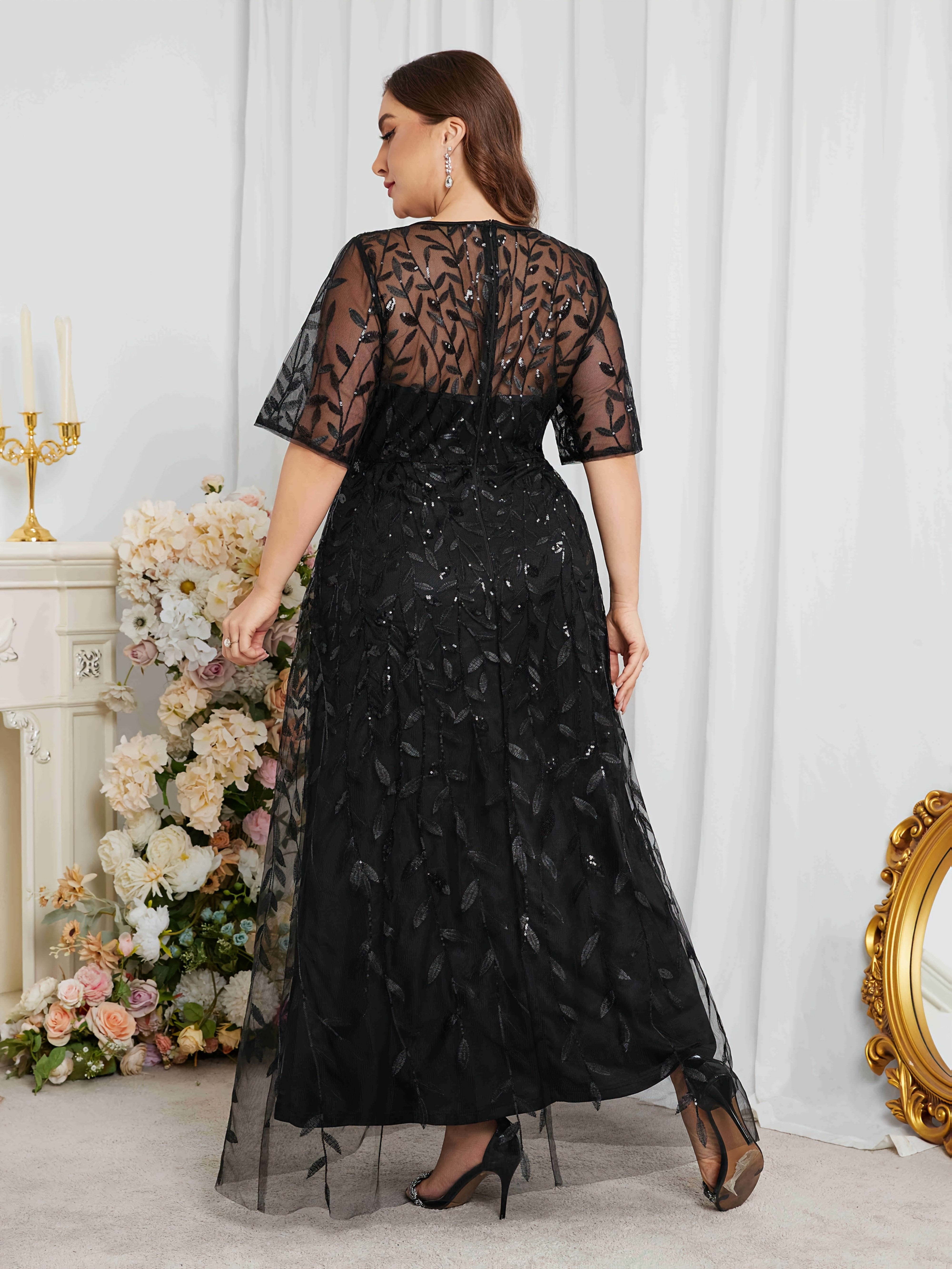 Vestido de mujer de talla grande con bordado en línea A azul marino con flores y manga corta