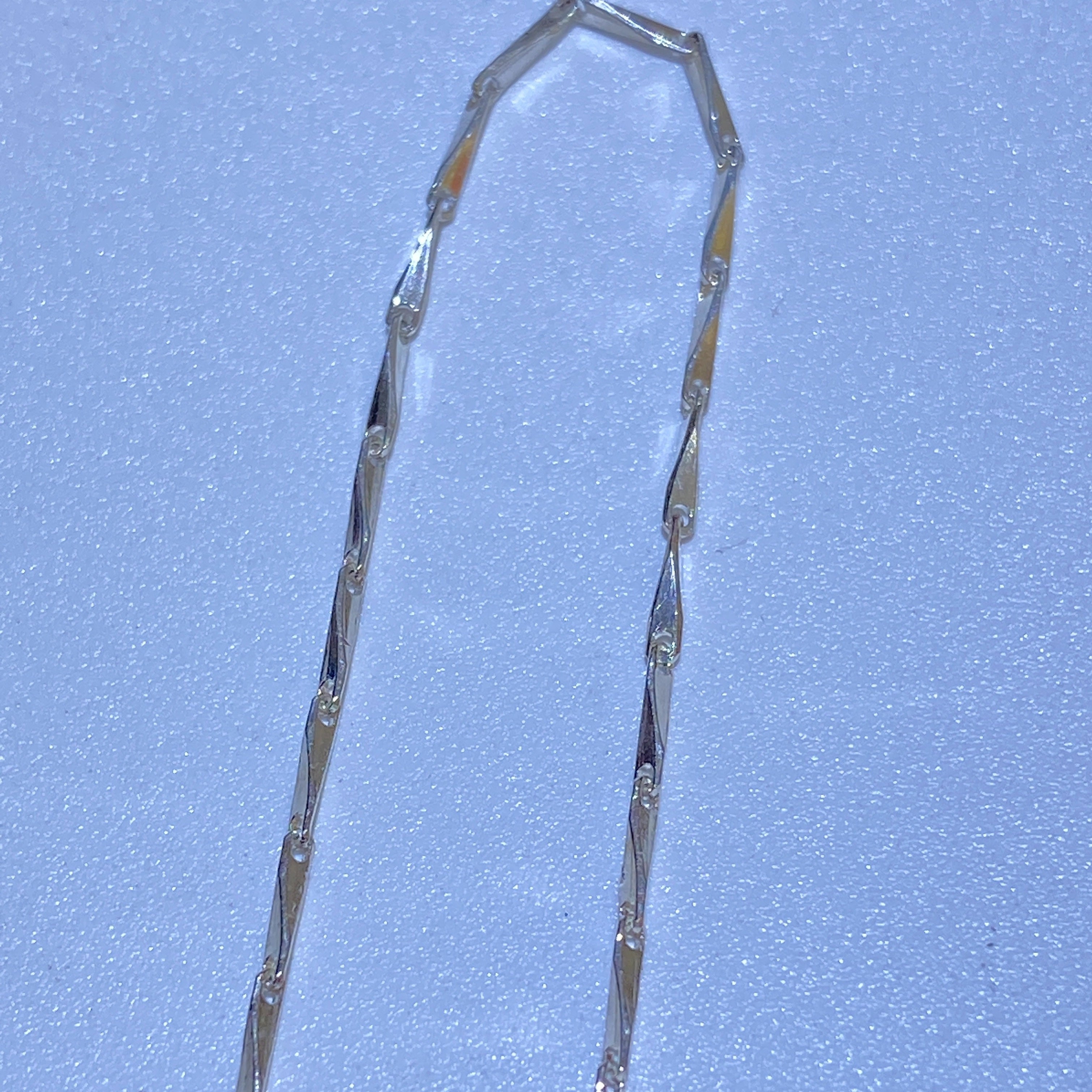 Ayollar uchun zamonaviy va jozibali kumush rangli marjon - Har qanday tadbir uchun mukammal, abadiy moda ifodasi.